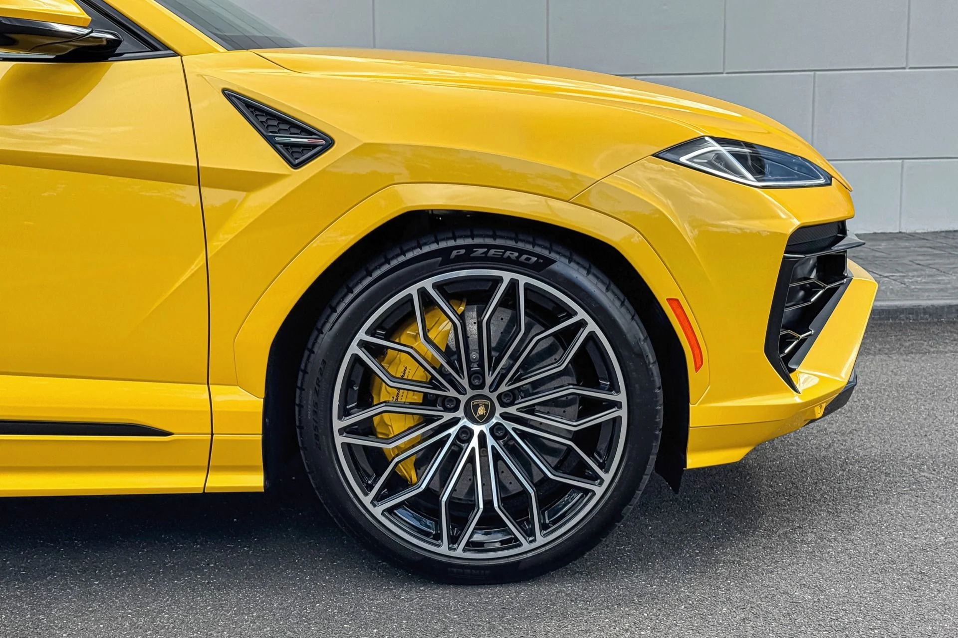 mph004_2722867521_Used_2025_Lamborghini_Urus_SE_1756898793_13bc4d21fa