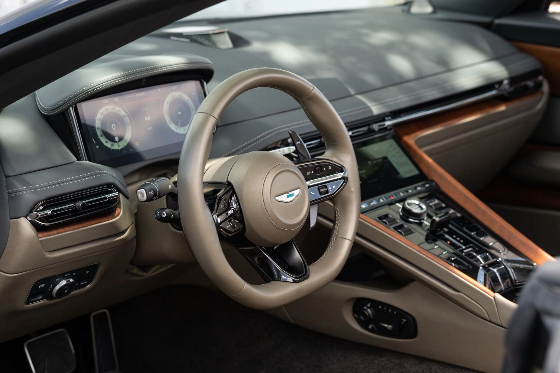 mph004_2736121435_Used_2024_Aston_Martin_DB_12_Volante_1777693541_2b751e270f