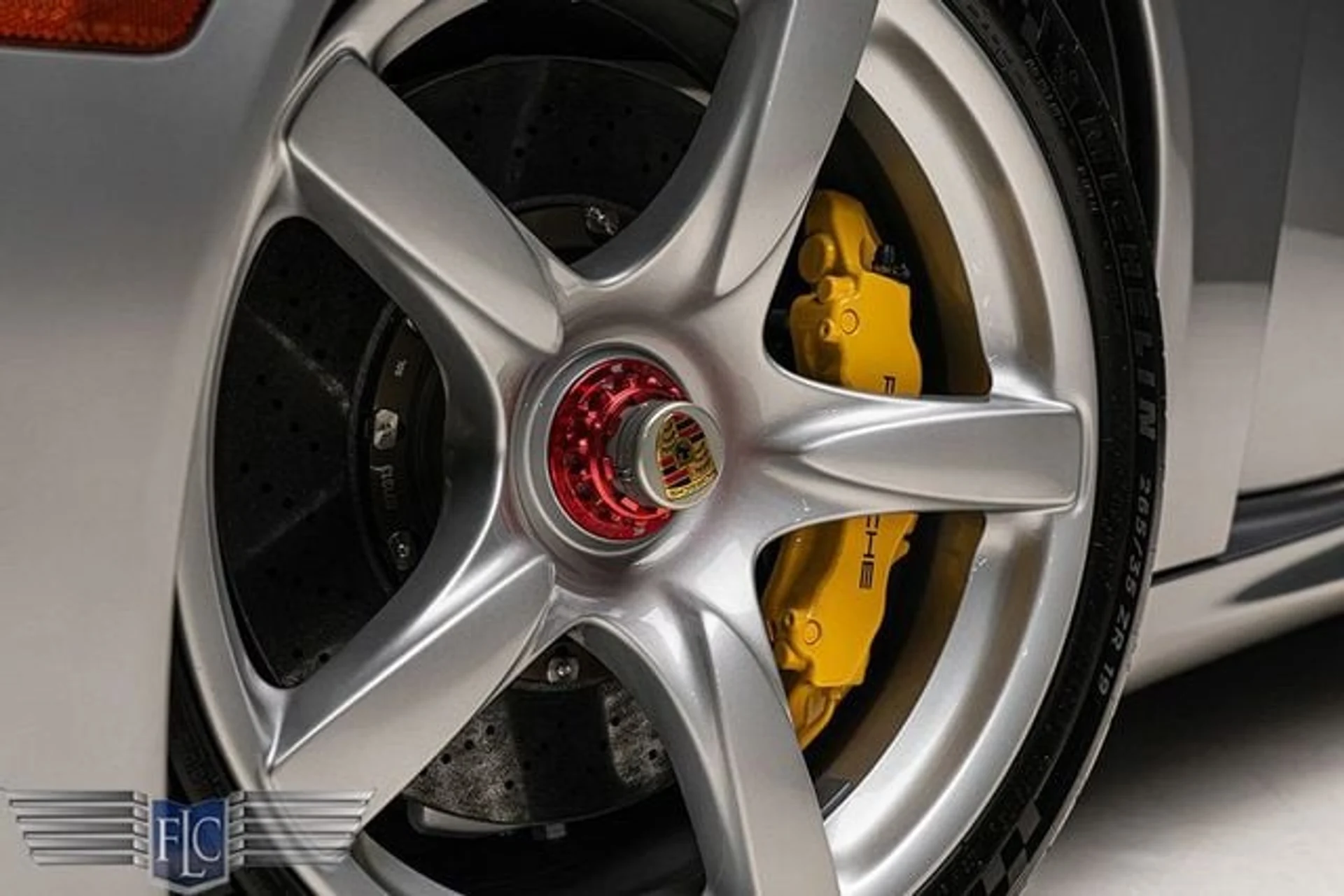 mph004_2738582893_used_2005_porsche_carrera_gt_2drcarrera_9689_23058550_9_640_d952204fe1
