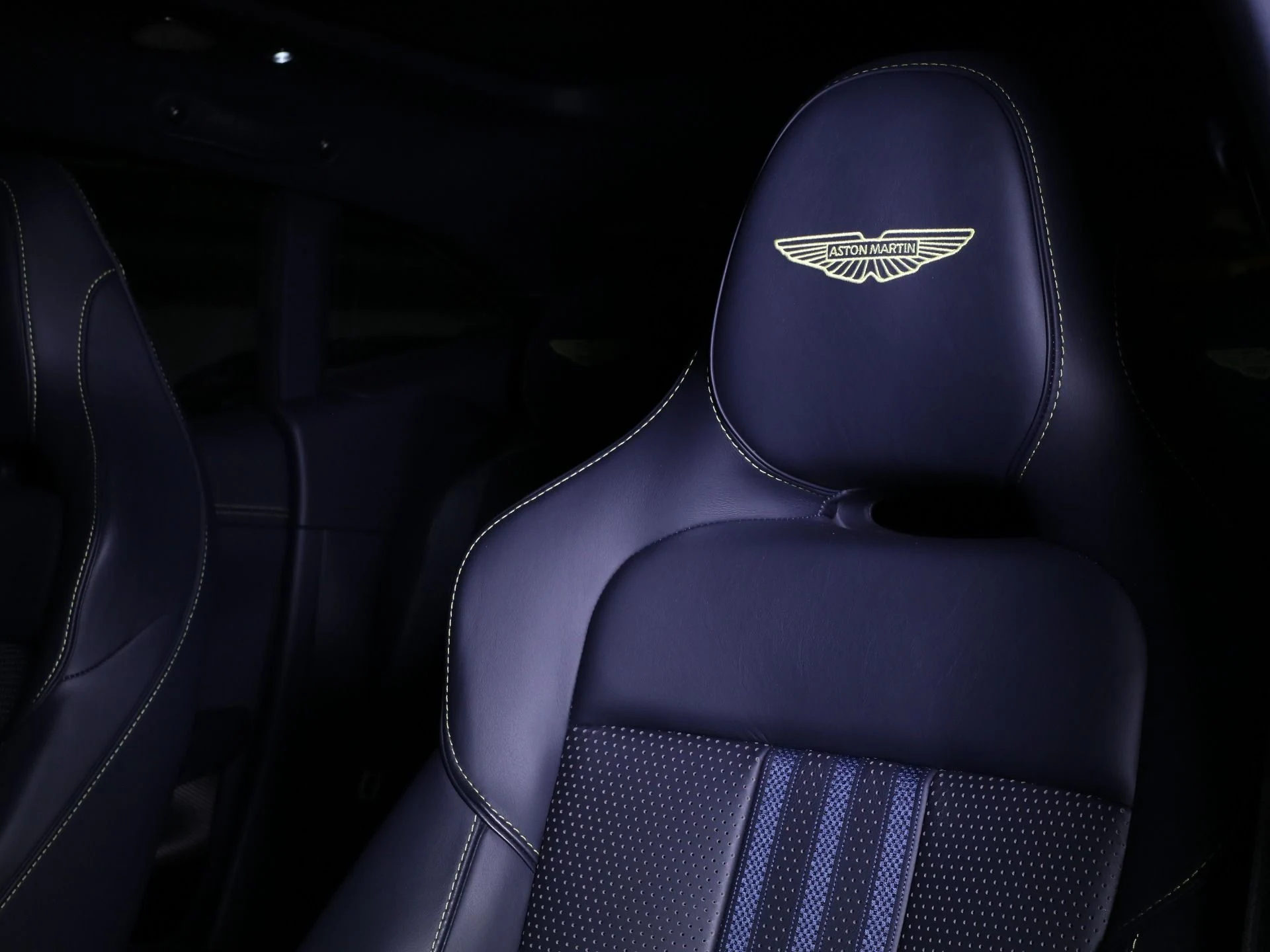 mph004_27456308_Used_2025_Aston_Martin_DBX_707_1758482784_282b613756