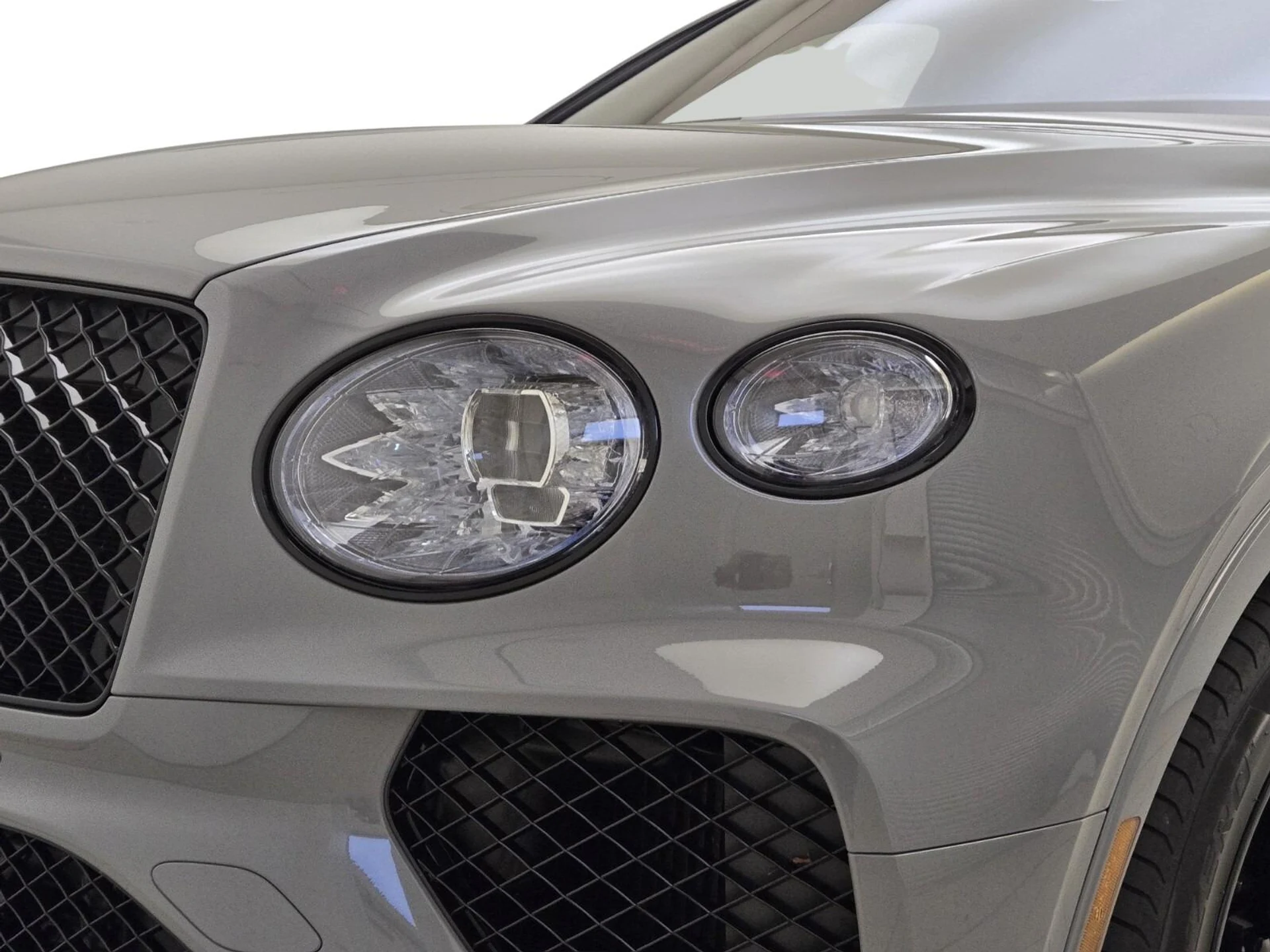 mph004_2754363738_Used_2025_Bentley_Bentayga_V8_1755588391_57b587621f