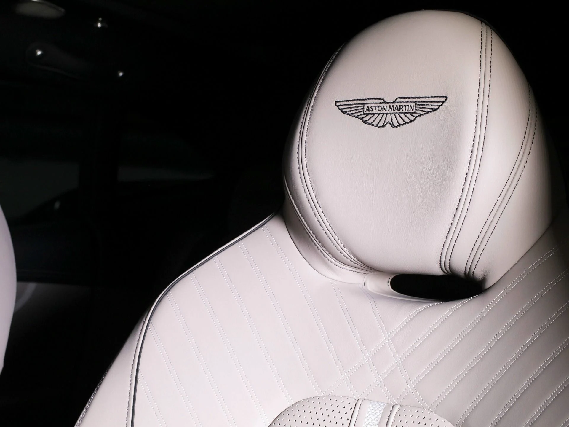 mph004_2764434744_New_2025_Aston_Martin_DBX_707_1768455345_cb1b15855b