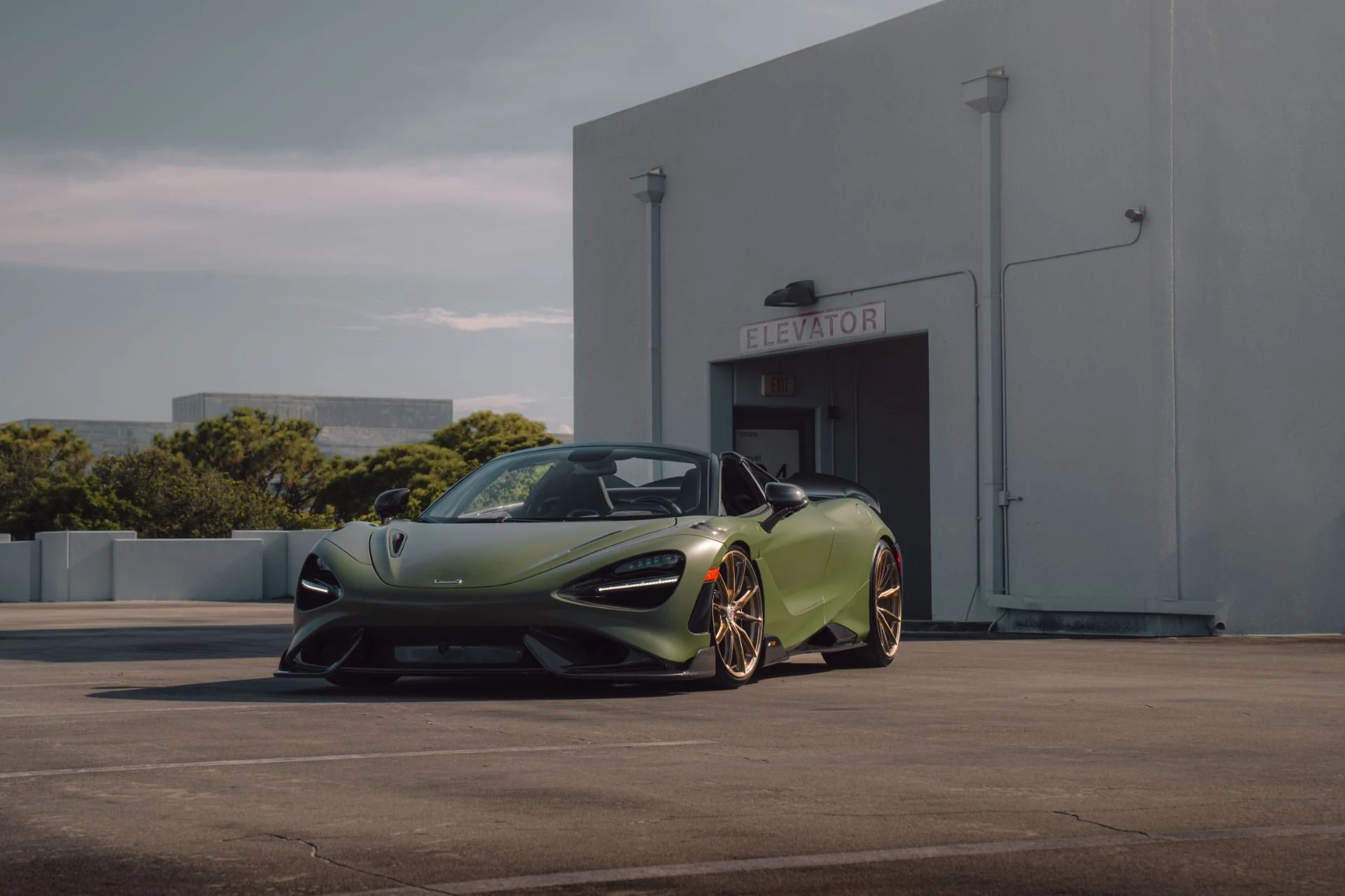 mph004_2767425726_Used_2022_Mc_Laren_765_LT_Spider_MSO_MATTE_URBAN_GREEN_570000_MSRP_50000_in_Tasteful_Mods_1765304765_6a279c5708