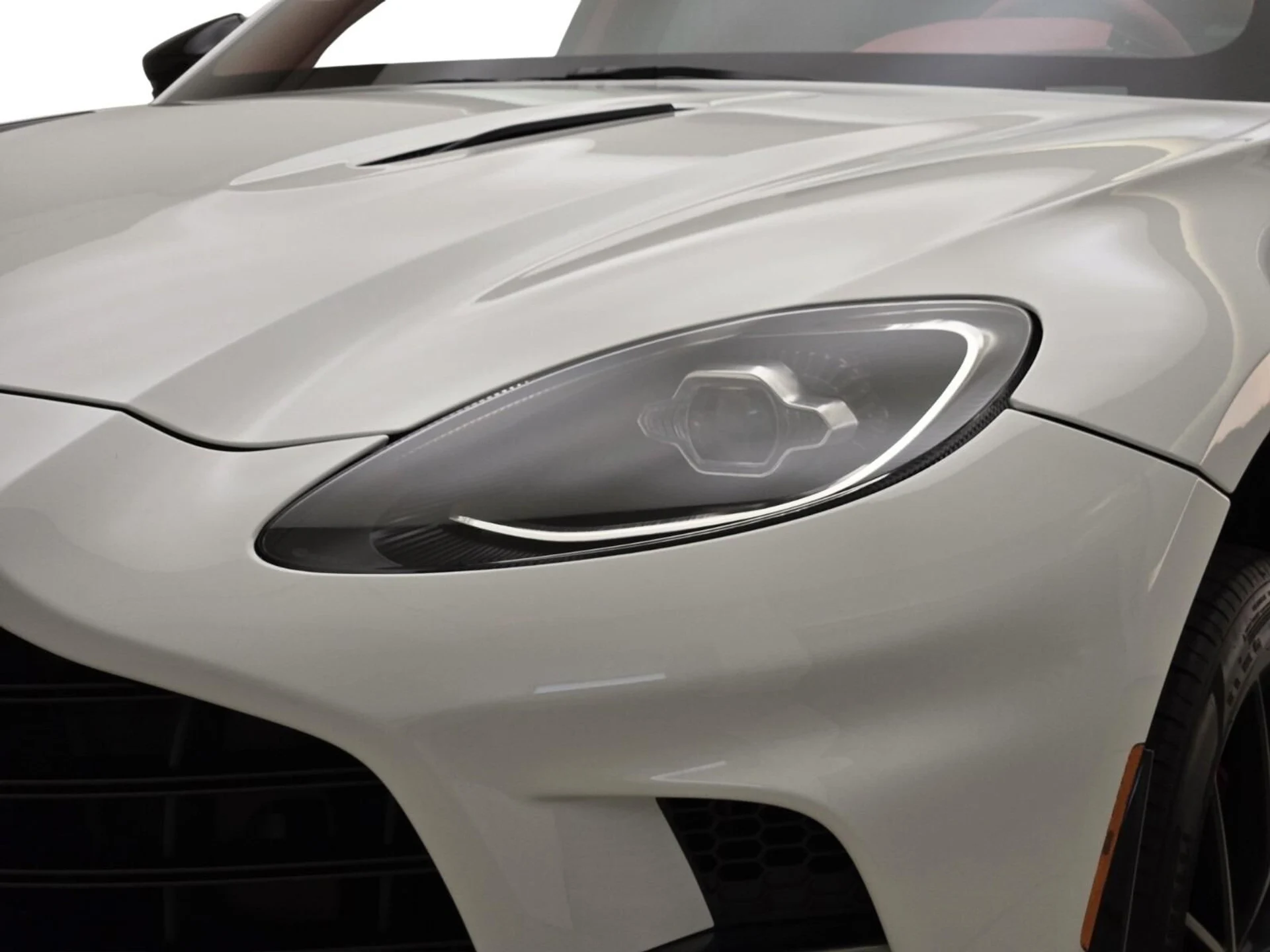 mph004_2778645932_Used_2025_Aston_Martin_DBX_707_1762583616_6269e0a58c