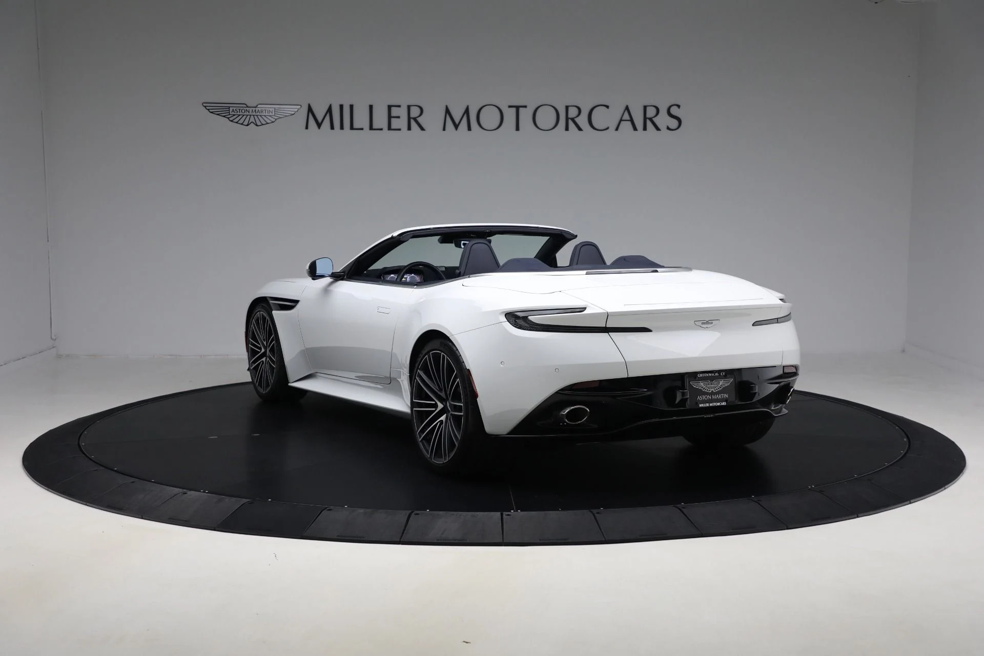 mph004_2778759299_Used_2024_Aston_Martin_DB_12_Volante_6f10135534