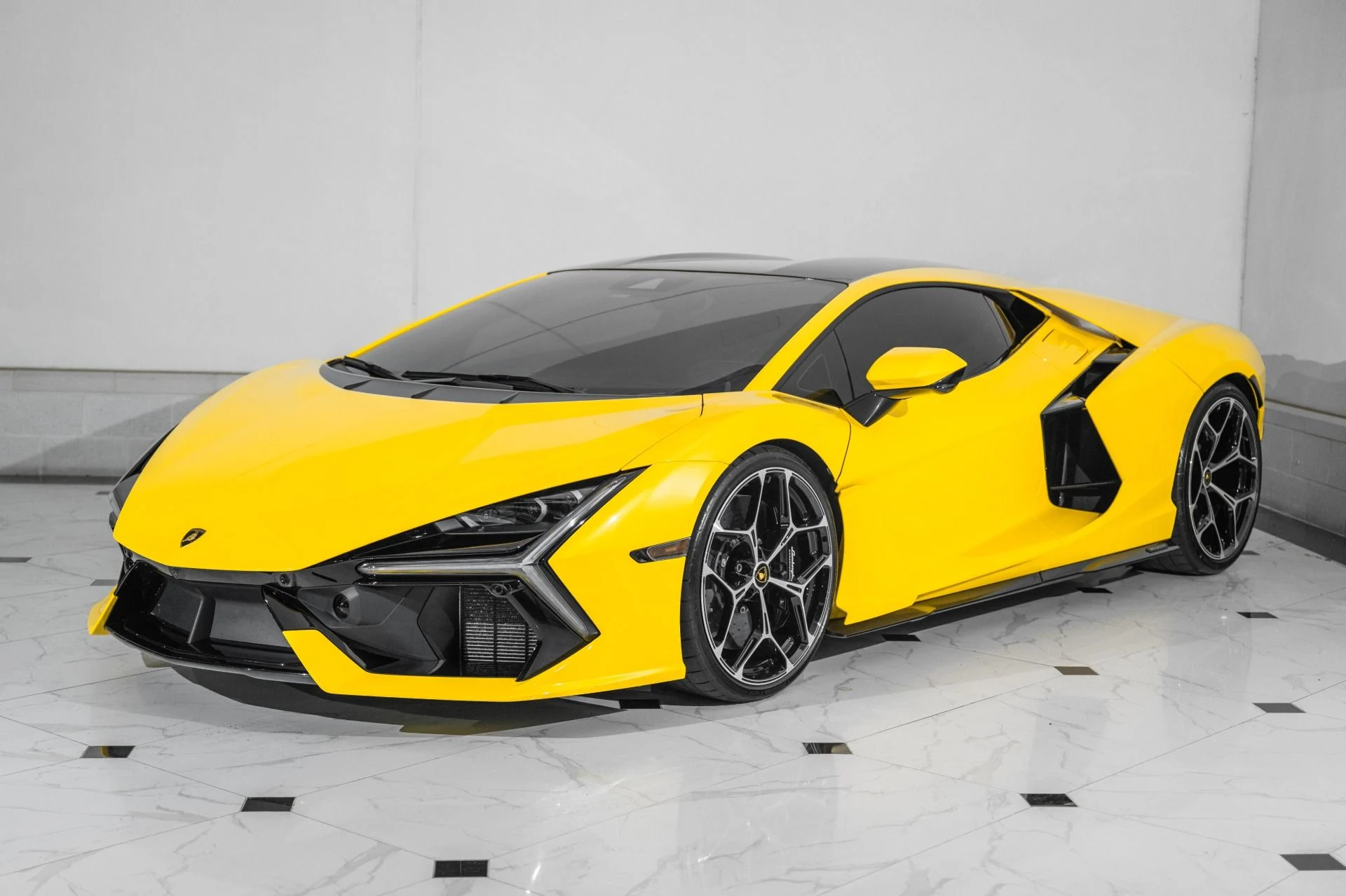 mph004_2794700908_Used_2024_Lamborghini_Revuelto_1760974364_7a944fccc2