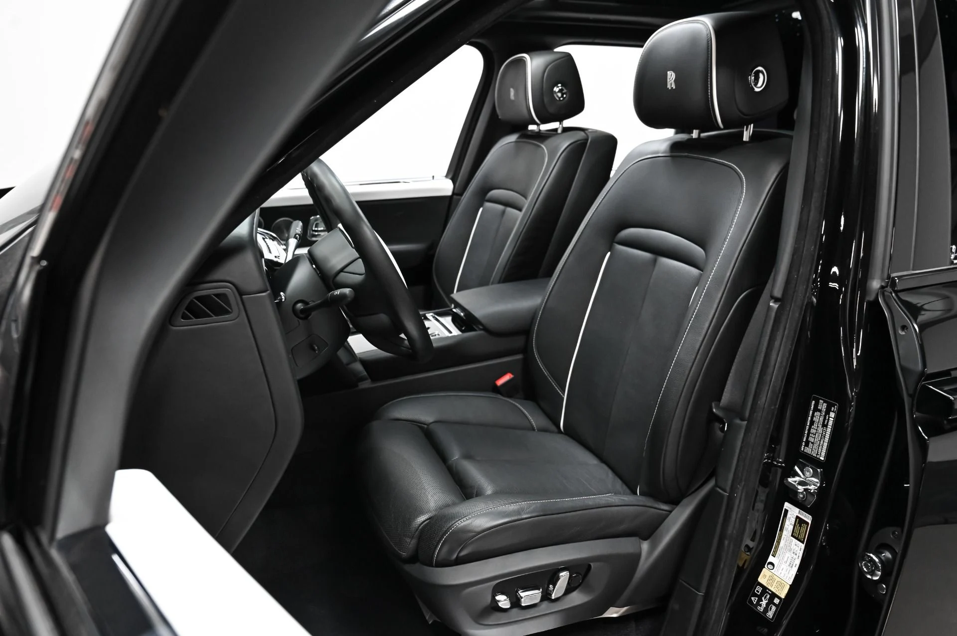 mph004_2827776671_Used_2019_Rolls_Royce_Cullinan_1761408905_918e8fa443