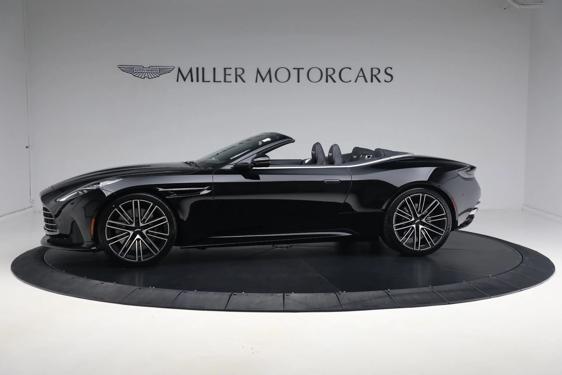 mph004_2850913230_New_2025_Aston_Martin_DB_12_Volante_8b68983781