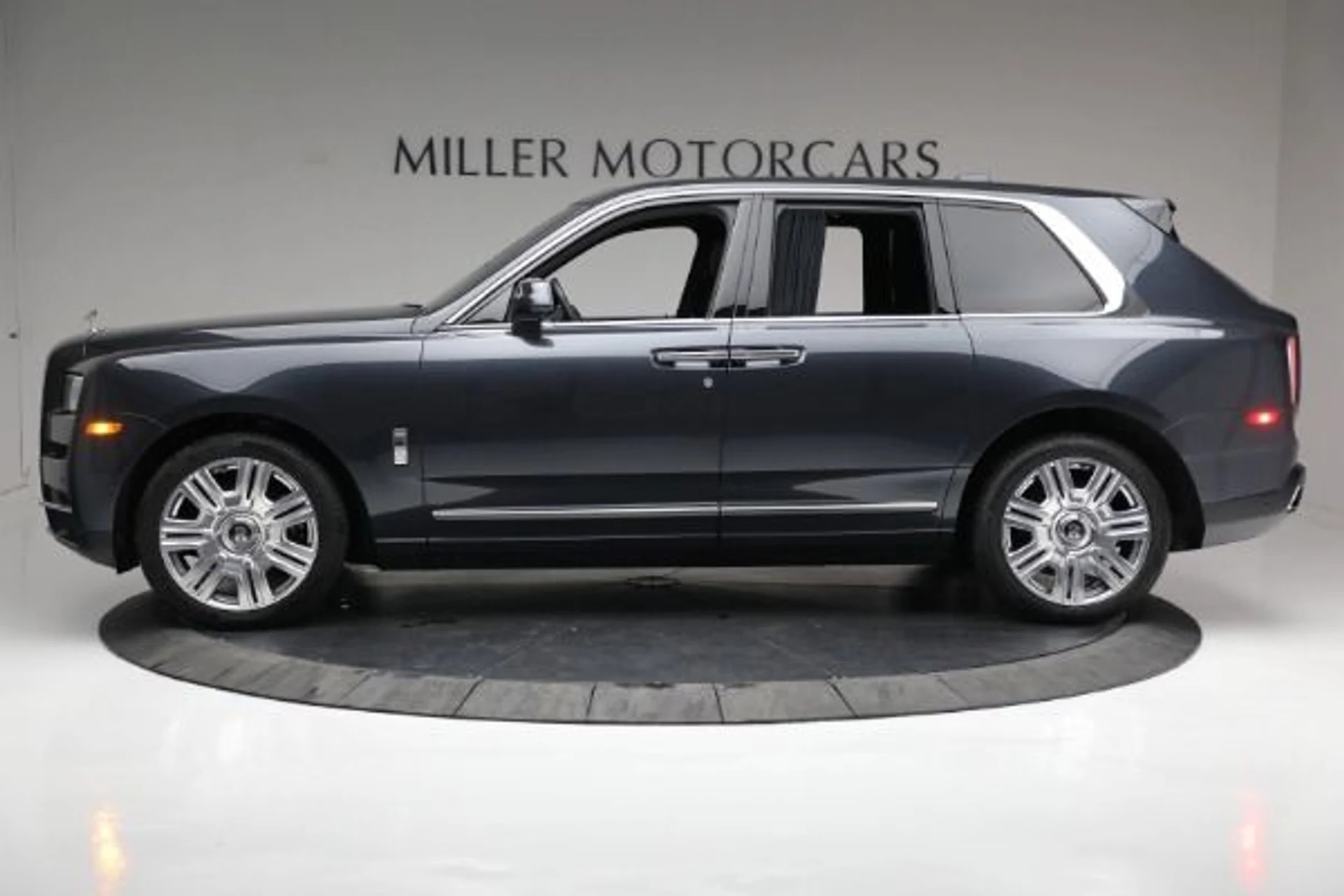 mph004_2898308965_Used_2019_Rolls_Royce_Cullinan_8eaa796300