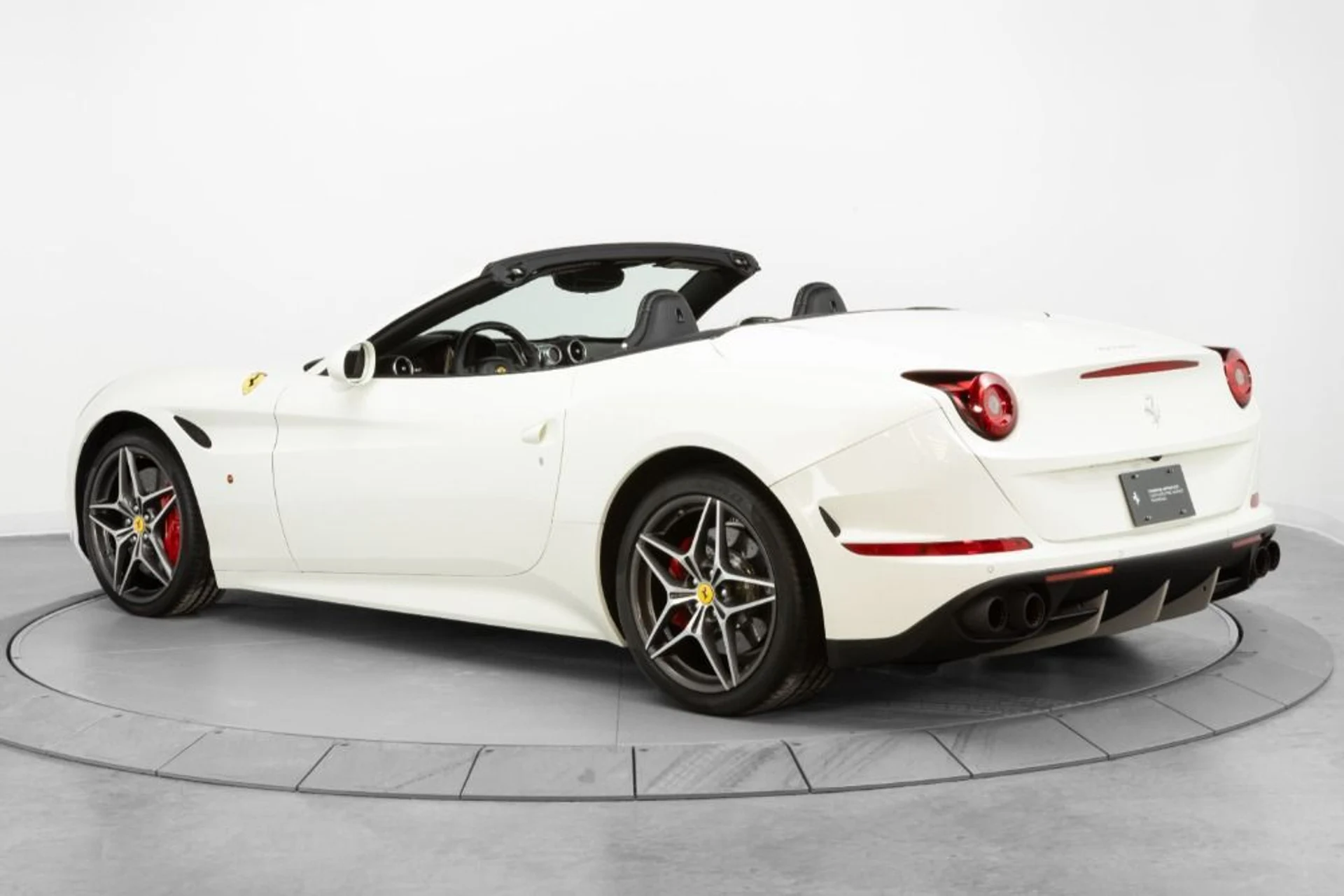 mph004_2907970107_Used_2016_Ferrari_California_T_616907d059