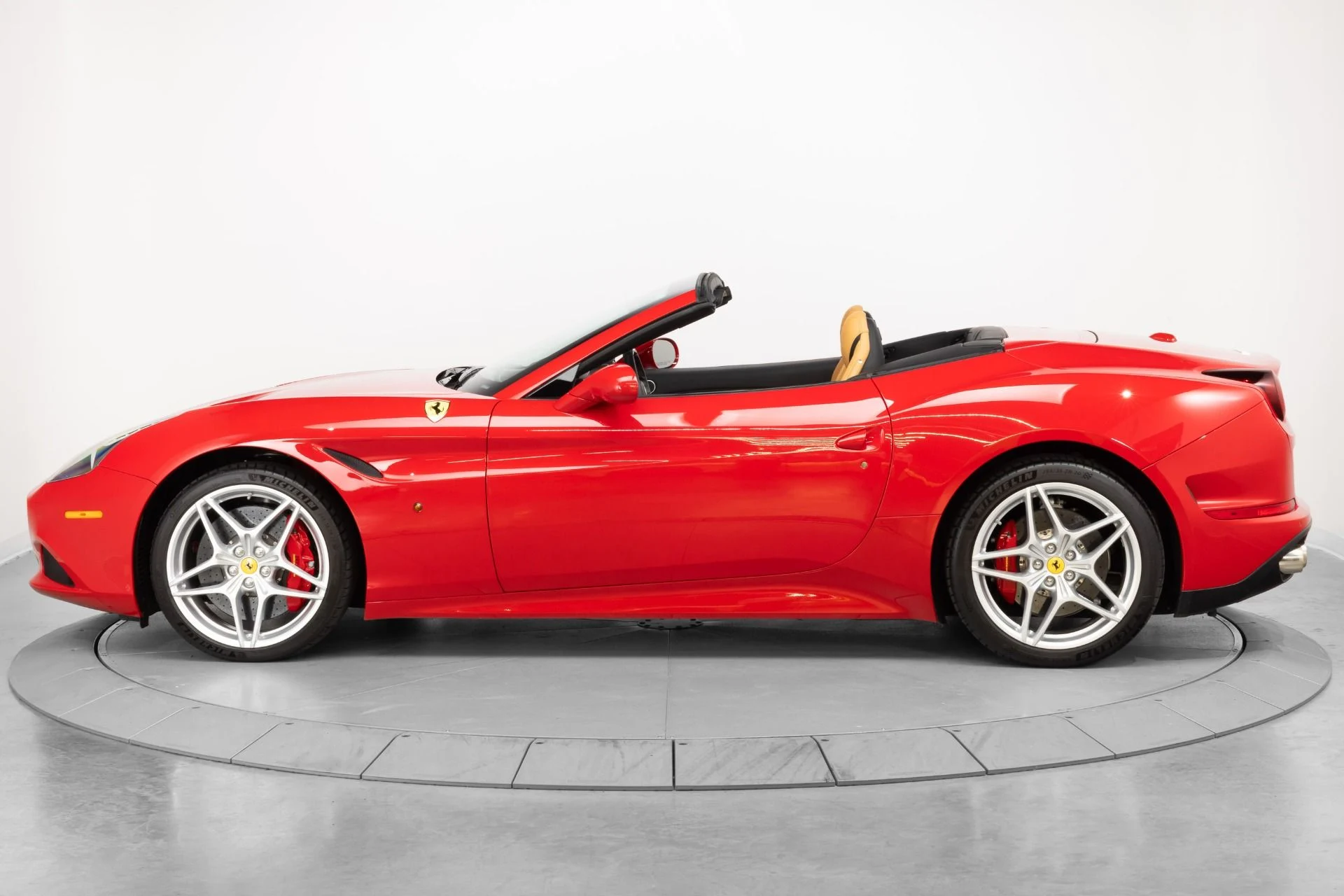 mph004_2911783828_Used_2017_Ferrari_California_T_1784583649_5af5f6d4de