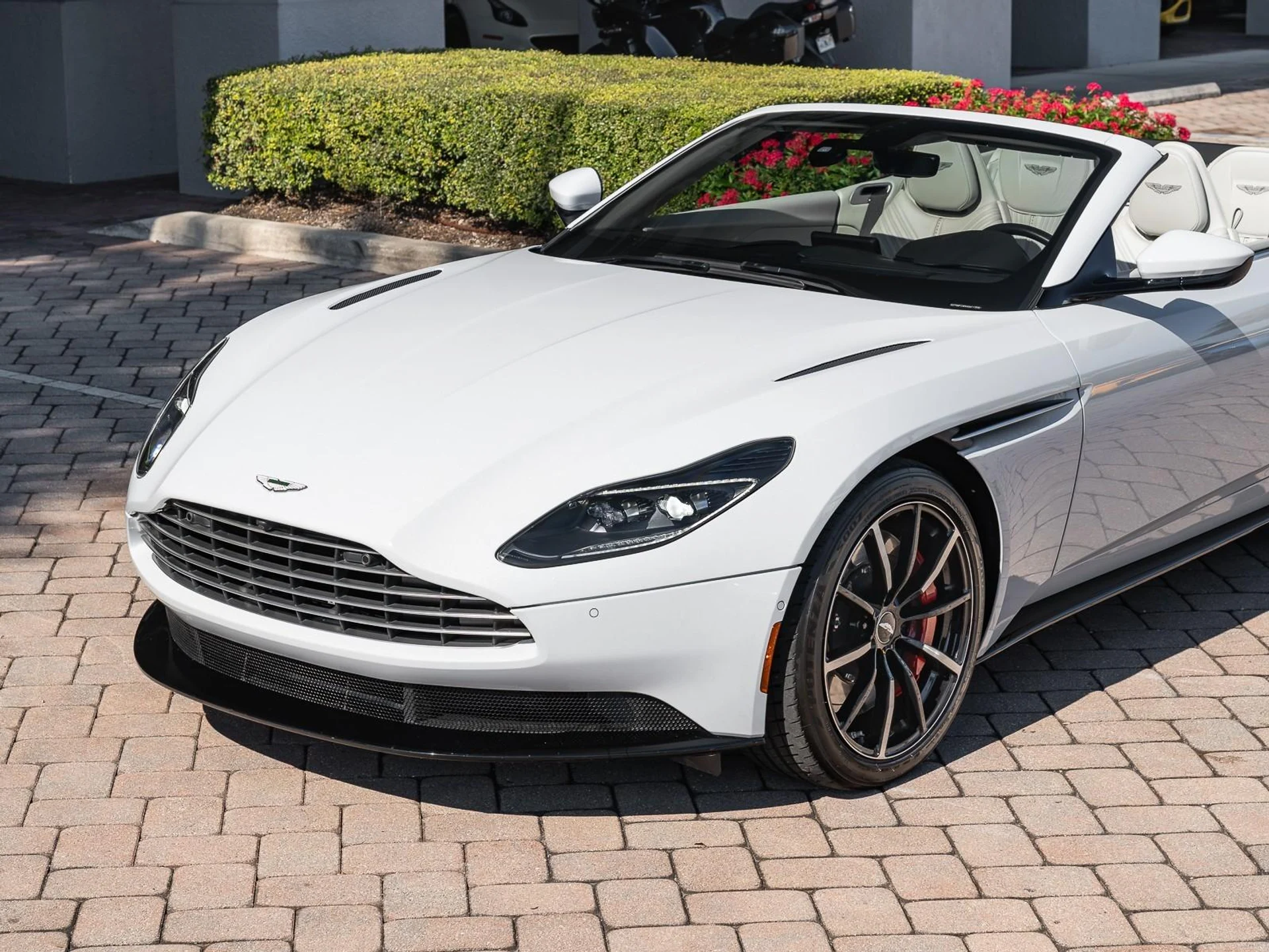 mph004_2925181292_Used_2022_Aston_Martin_DB_11_1767028095_5665ae9947