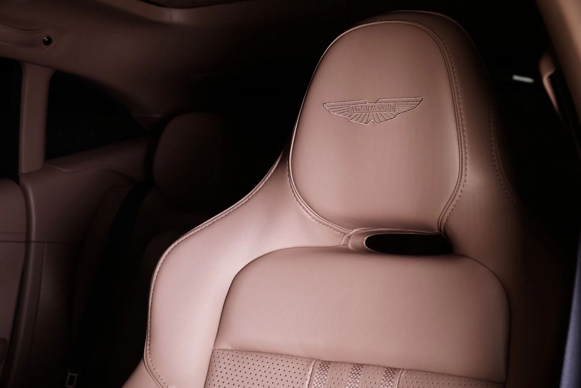 mph004_2926174495_New_2026_Aston_Martin_DBX_707_1762322943_3d6d70e4d8