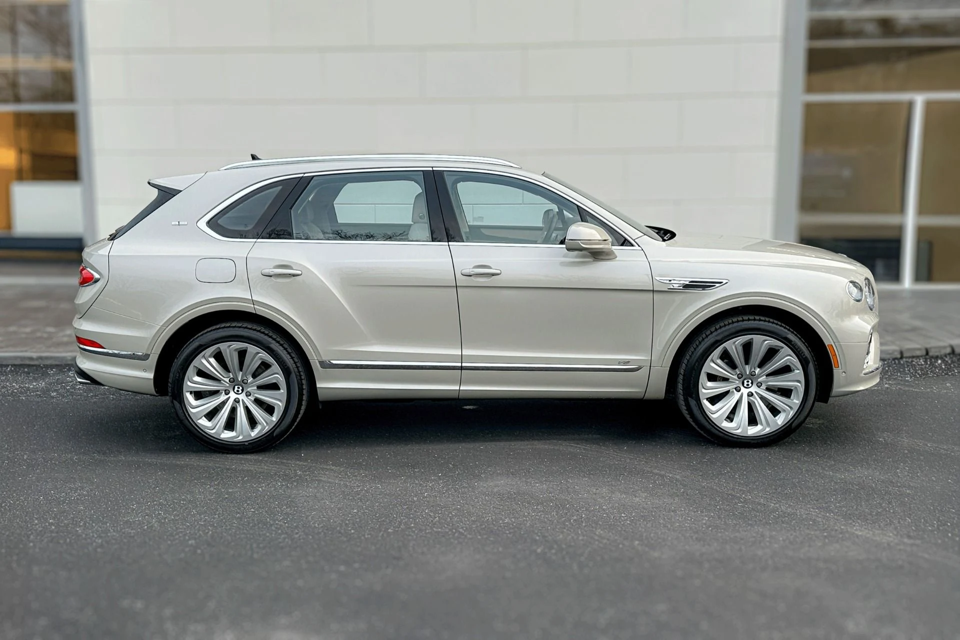 mph004_3002863490_Used_2022_Bentley_Bentayga_V8_1767989302_01419d43ea