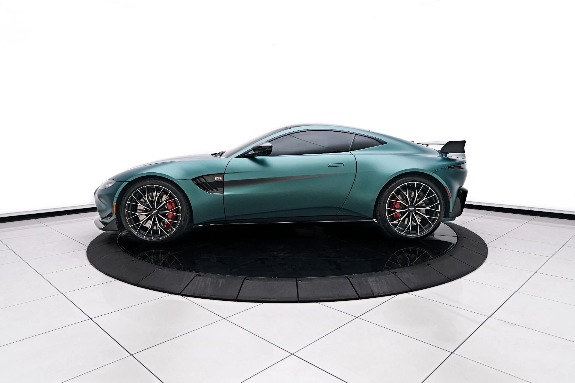 mph004_3014331262_Used_2022_Aston_Martin_Vantage_F1_Edition_1756259692_e9cff5ce69