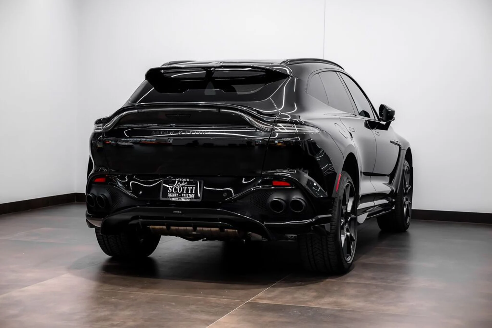 mph004_3015598997_aston_martin_dbx_2023_jpg_v_1754355020_707edfb939