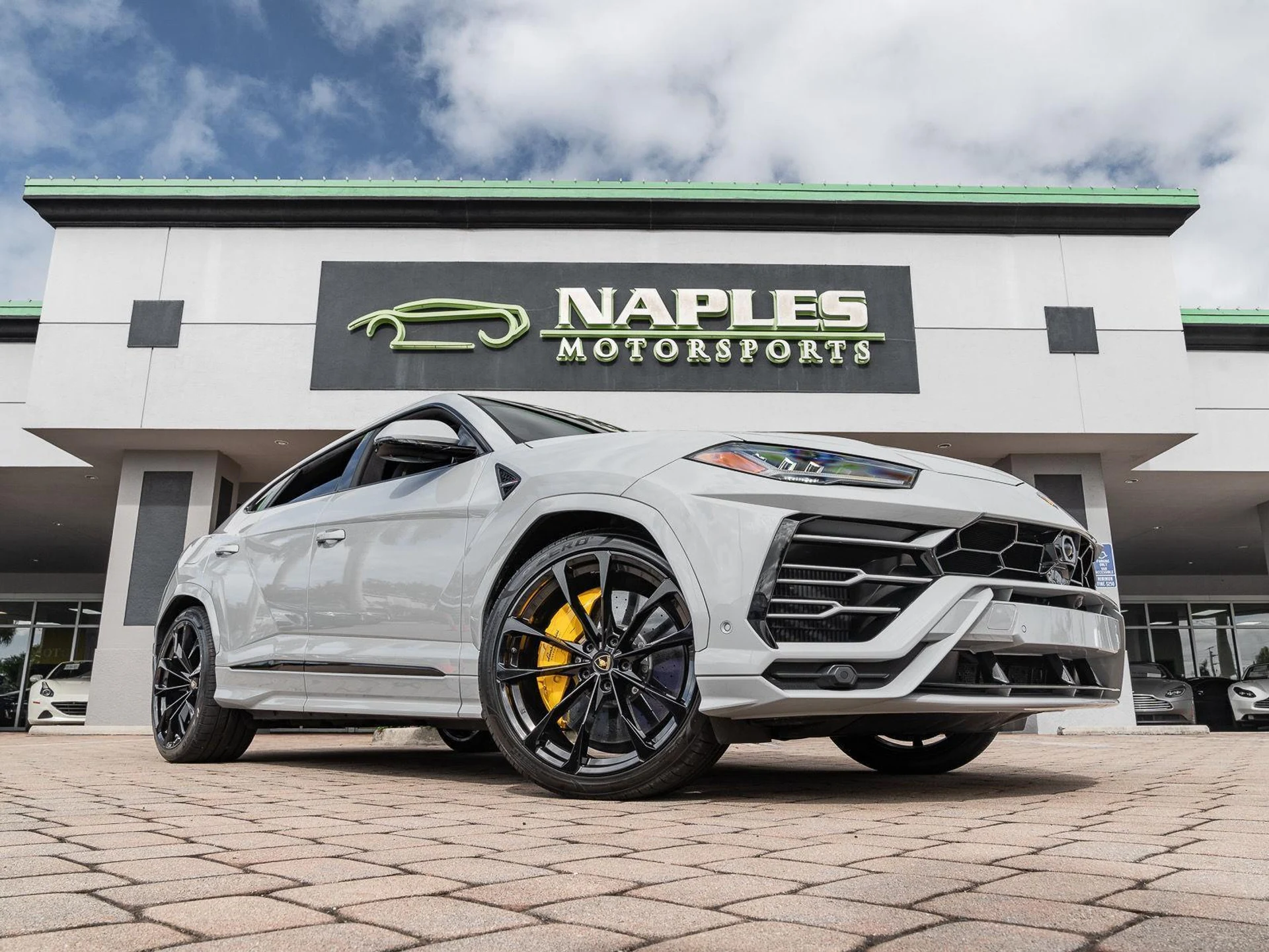 mph004_3017382382_Used_2022_Lamborghini_Urus_AWD_1777086156_5e4459b557