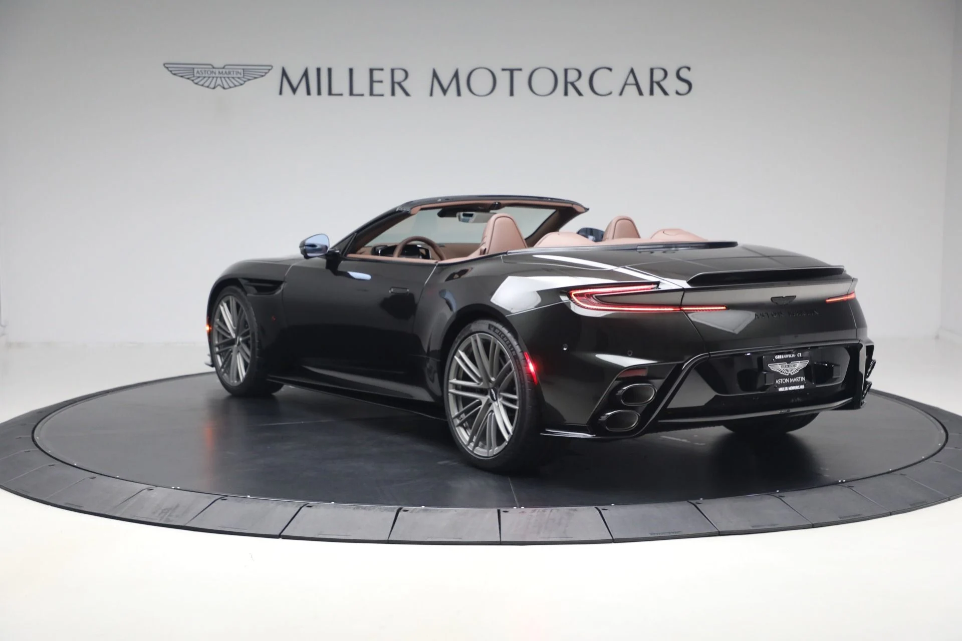 mph004_308575580_New_2026_Aston_Martin_DB_12_S_Volante_1787328919_090b2ac1cb