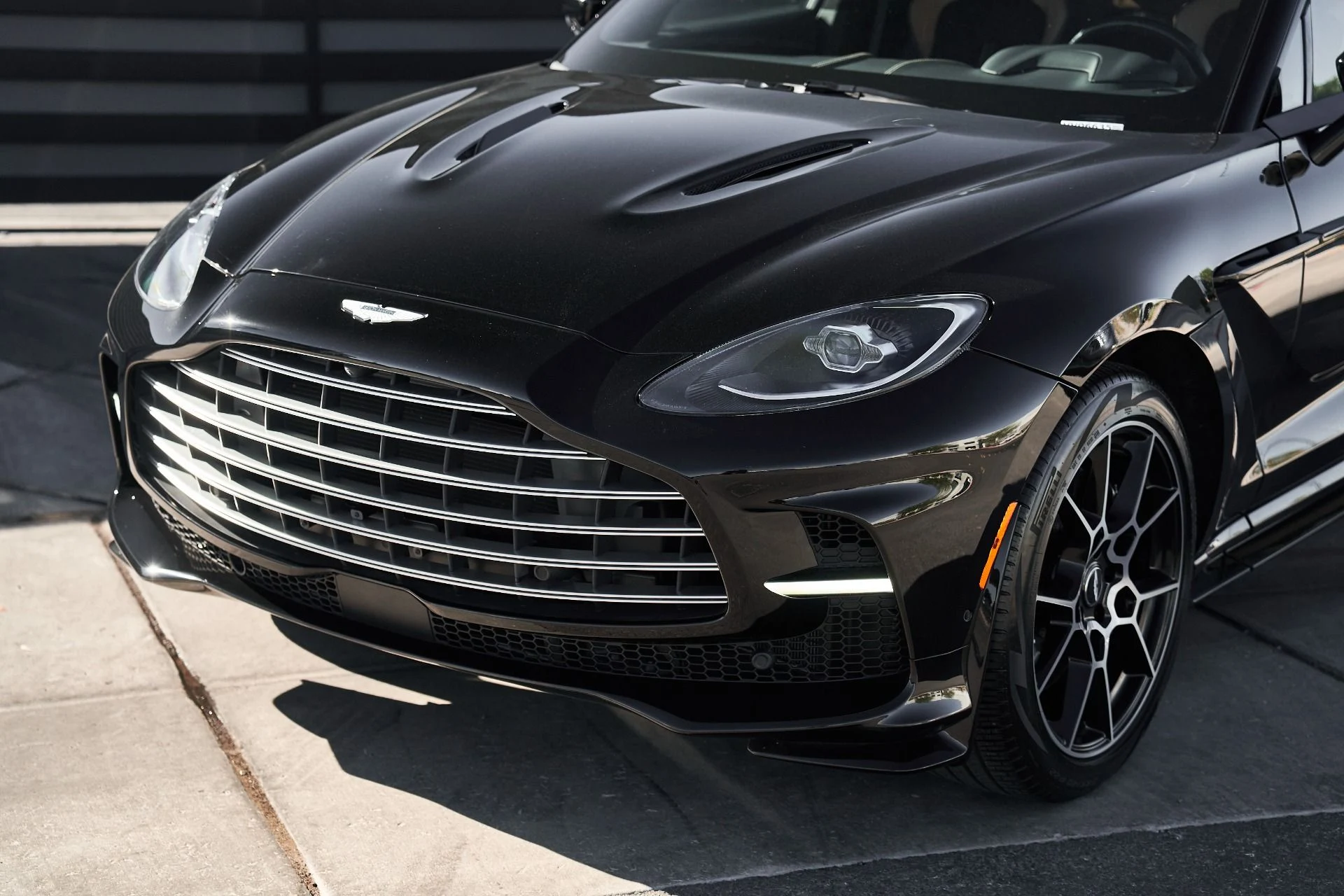 mph004_3100289440_Used_2023_Aston_Martin_DBX_707_1759982270_8e75c30671