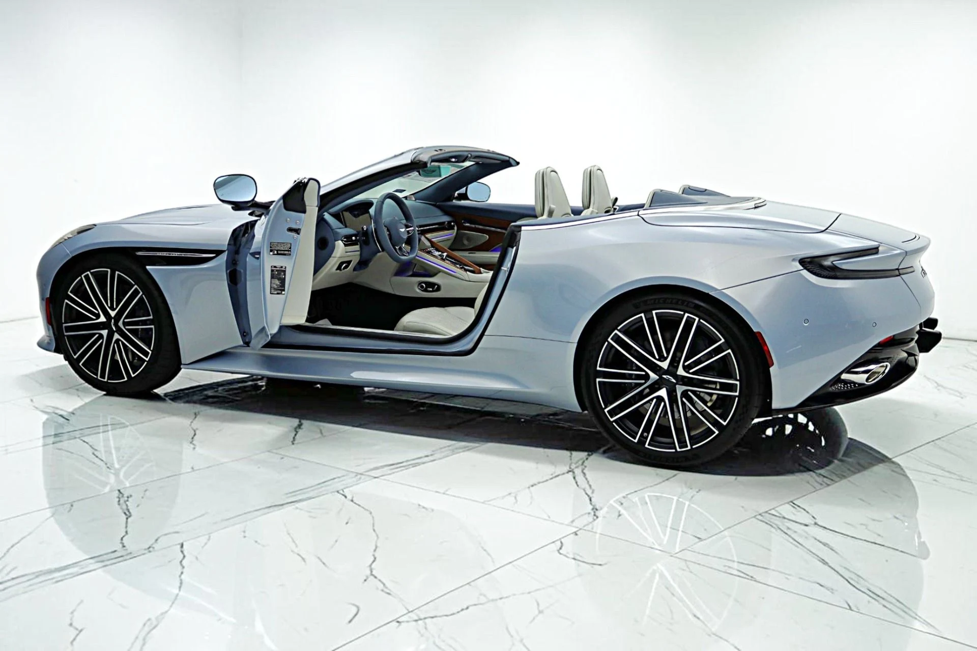 mph004_3101863608_New_2026_Aston_Martin_DB_12_Volante_d5c9e06f49