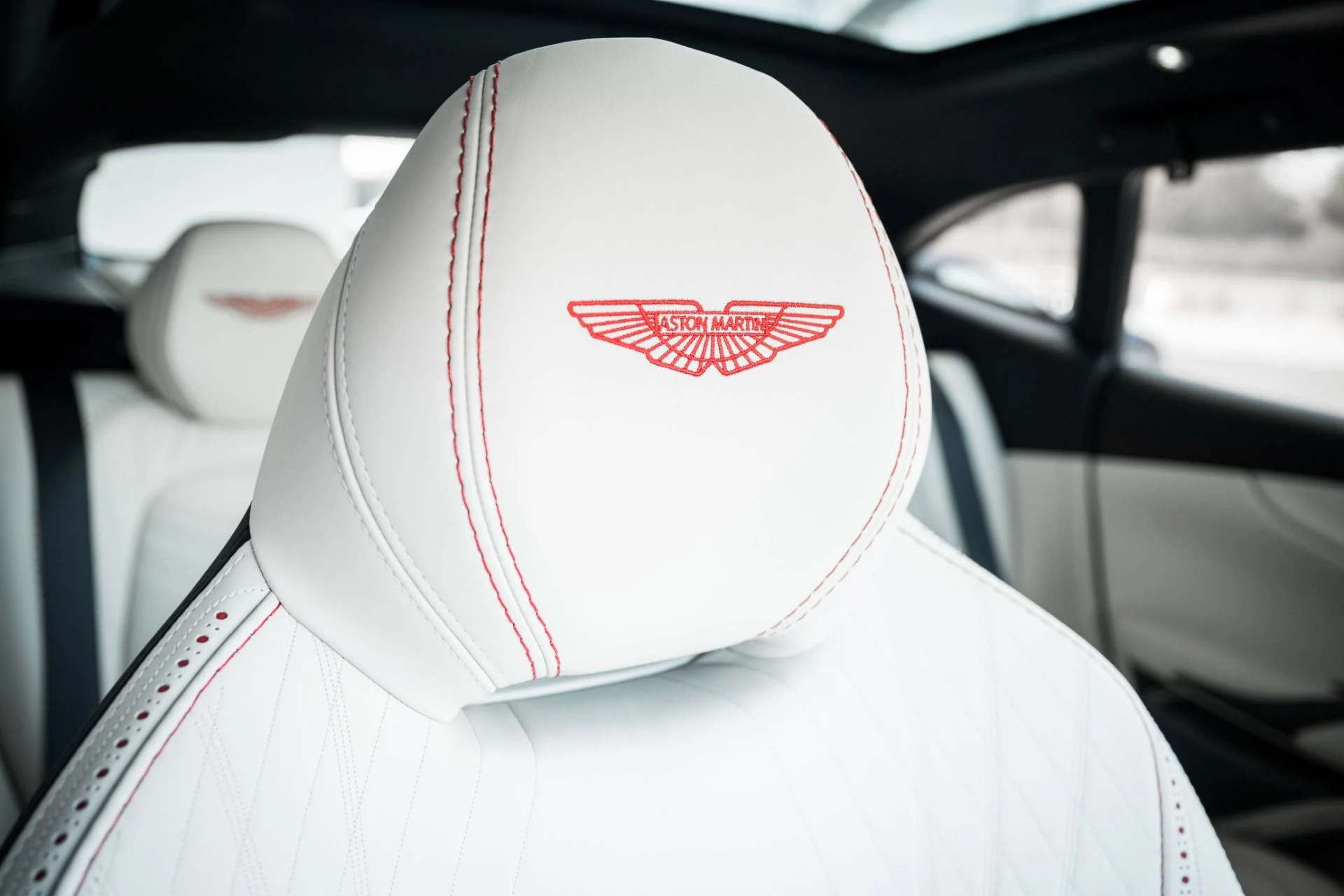 mph004_3104985337_Used_2022_Aston_Martin_DBX_550_1675796960_9137a1778a