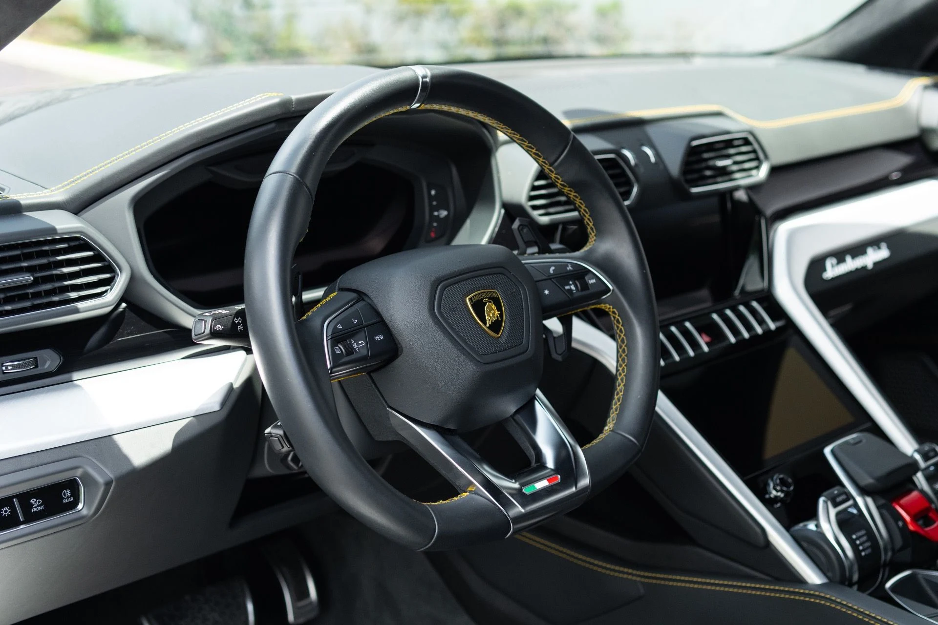 mph004_317165746_Used_2022_Lamborghini_Urus_1776127481_01940dfde1