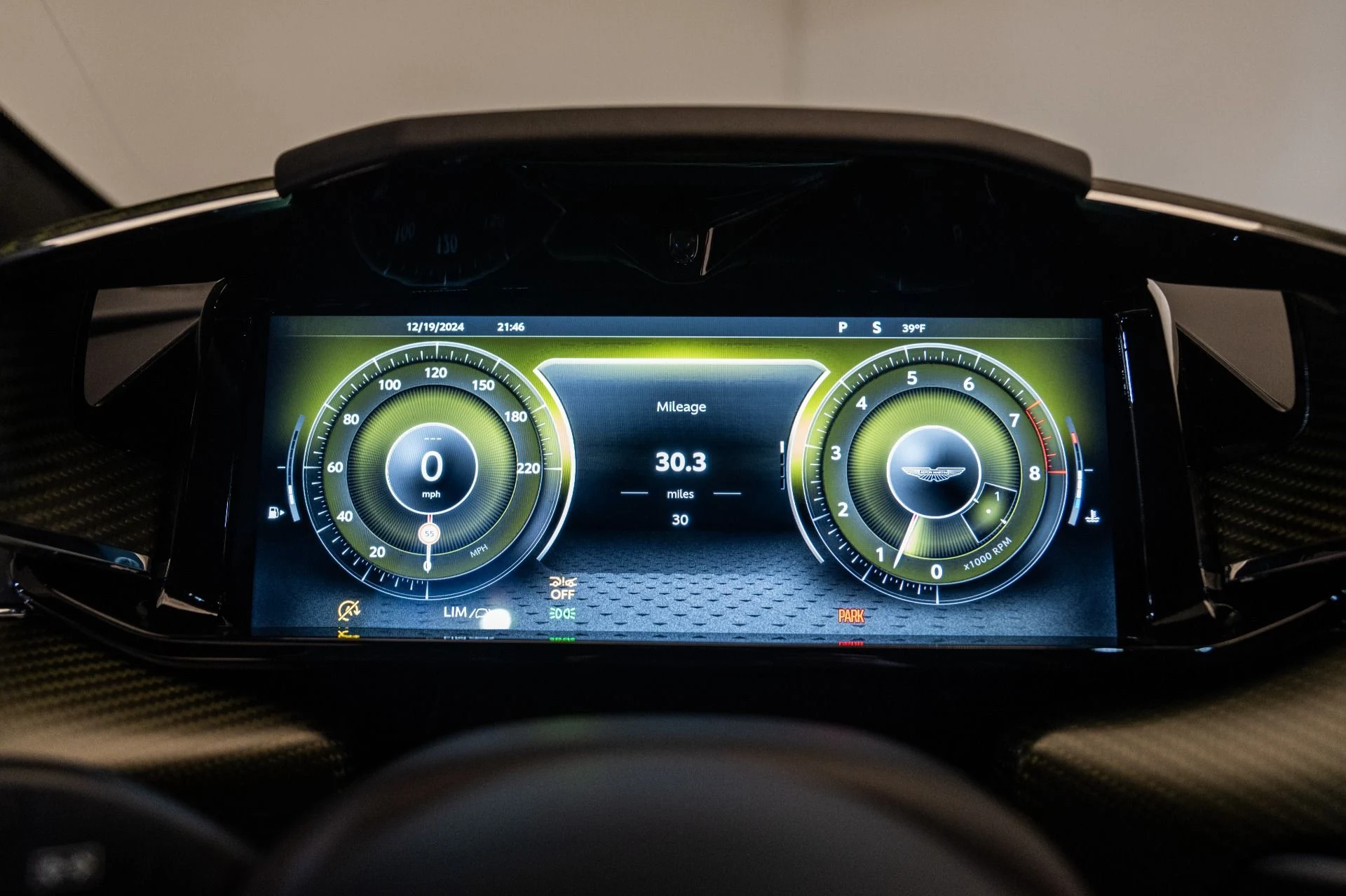 mph004_3180529089_Used_2025_Aston_Martin_Vantage_Coupe_1734713589_225f406ab0