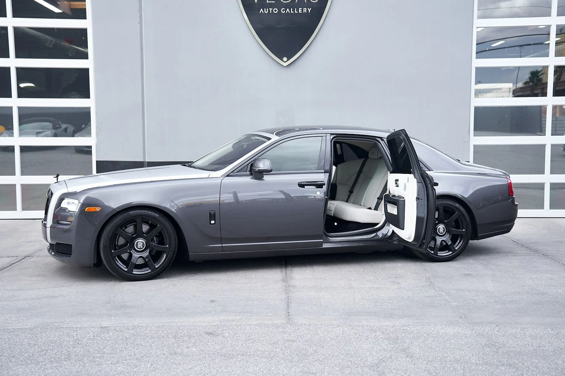 mph004_3186142587_Used_2017_Rolls_Royce_Ghost_Base_1745957896_88498b4327