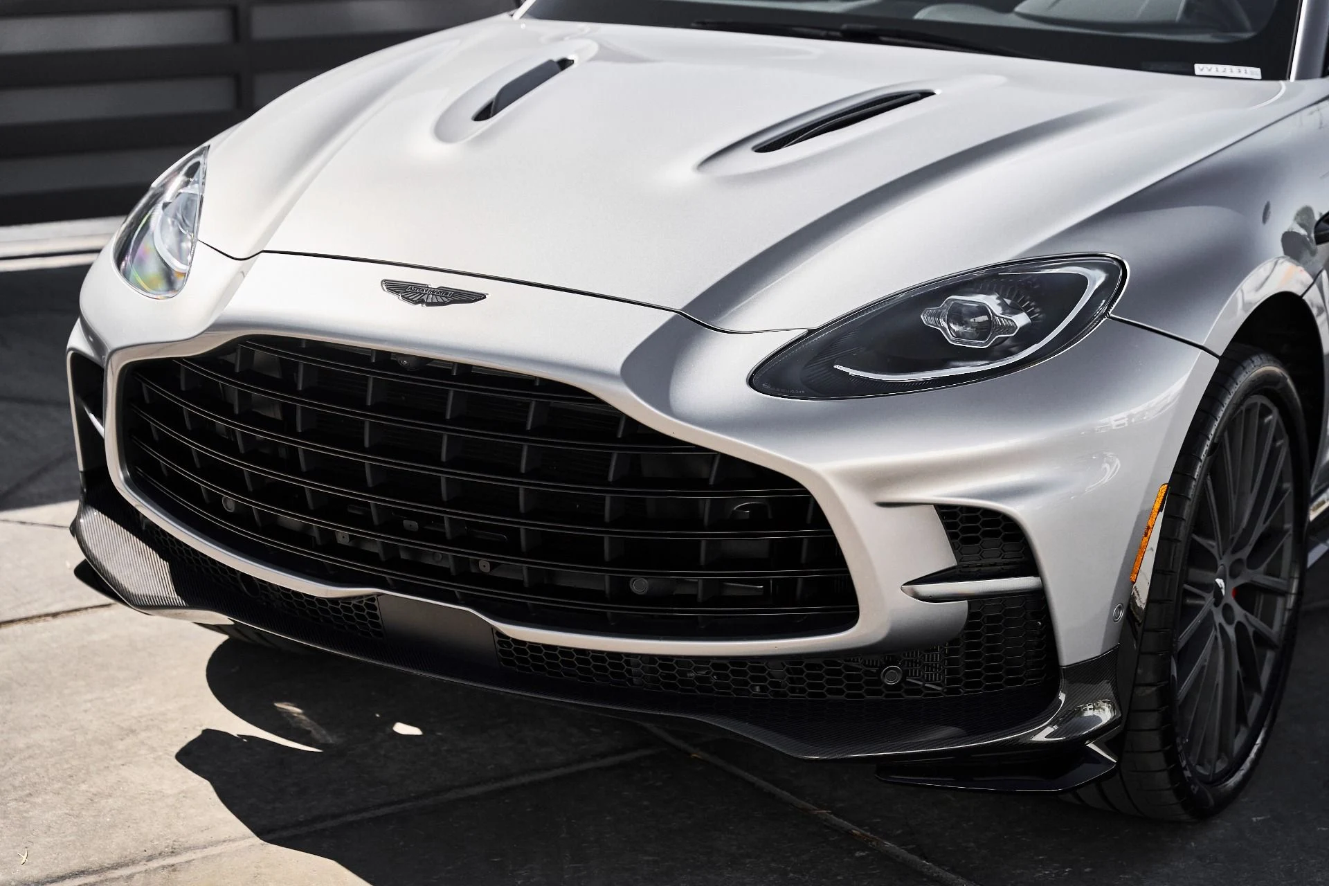 mph004_321490690_Used_2025_Aston_Martin_DBX_707_1778288576_79d34682d2