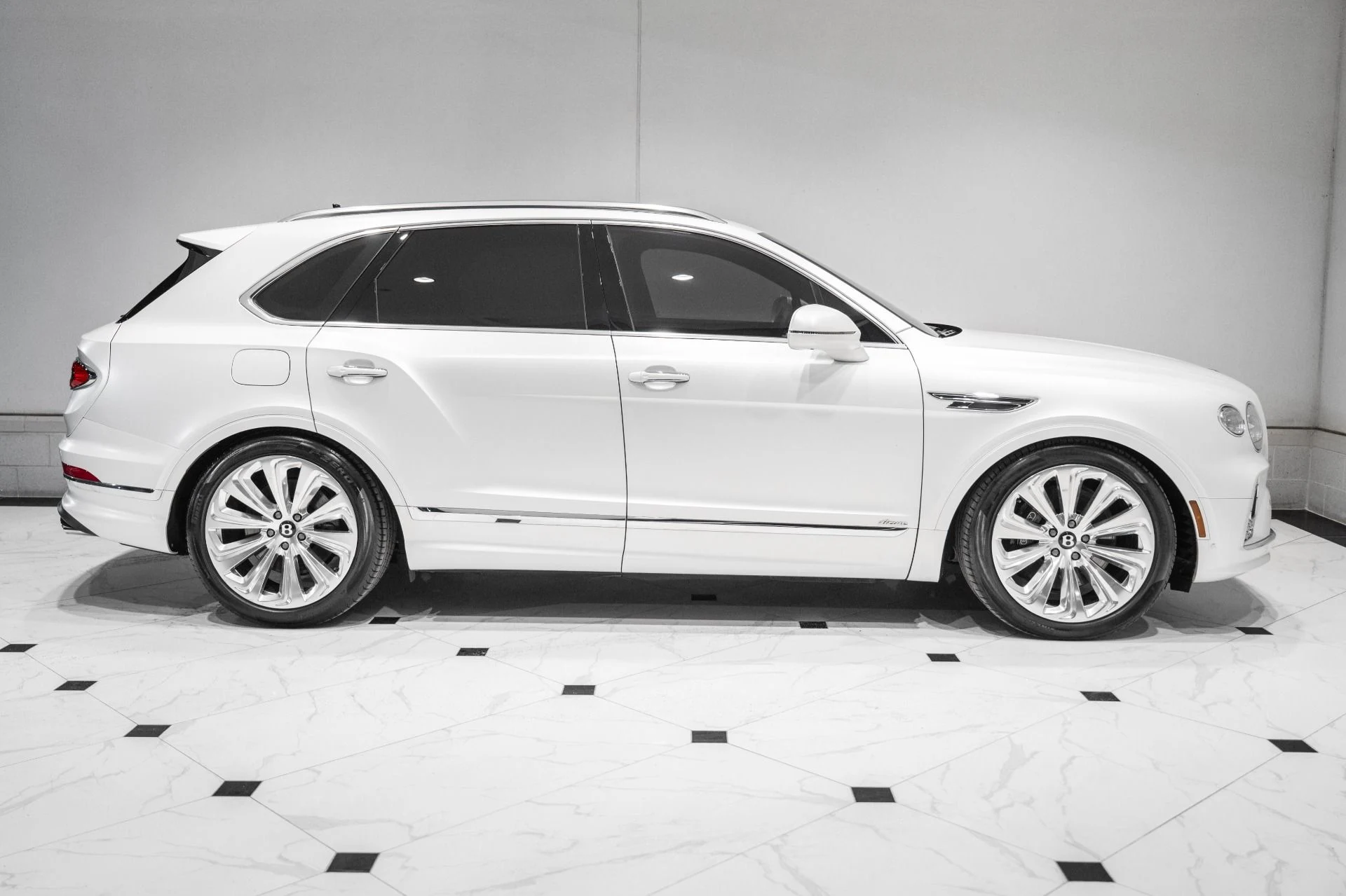 mph004_321775336_Used_2023_Bentley_Bentayga_V8_1773161600_18eac0f652