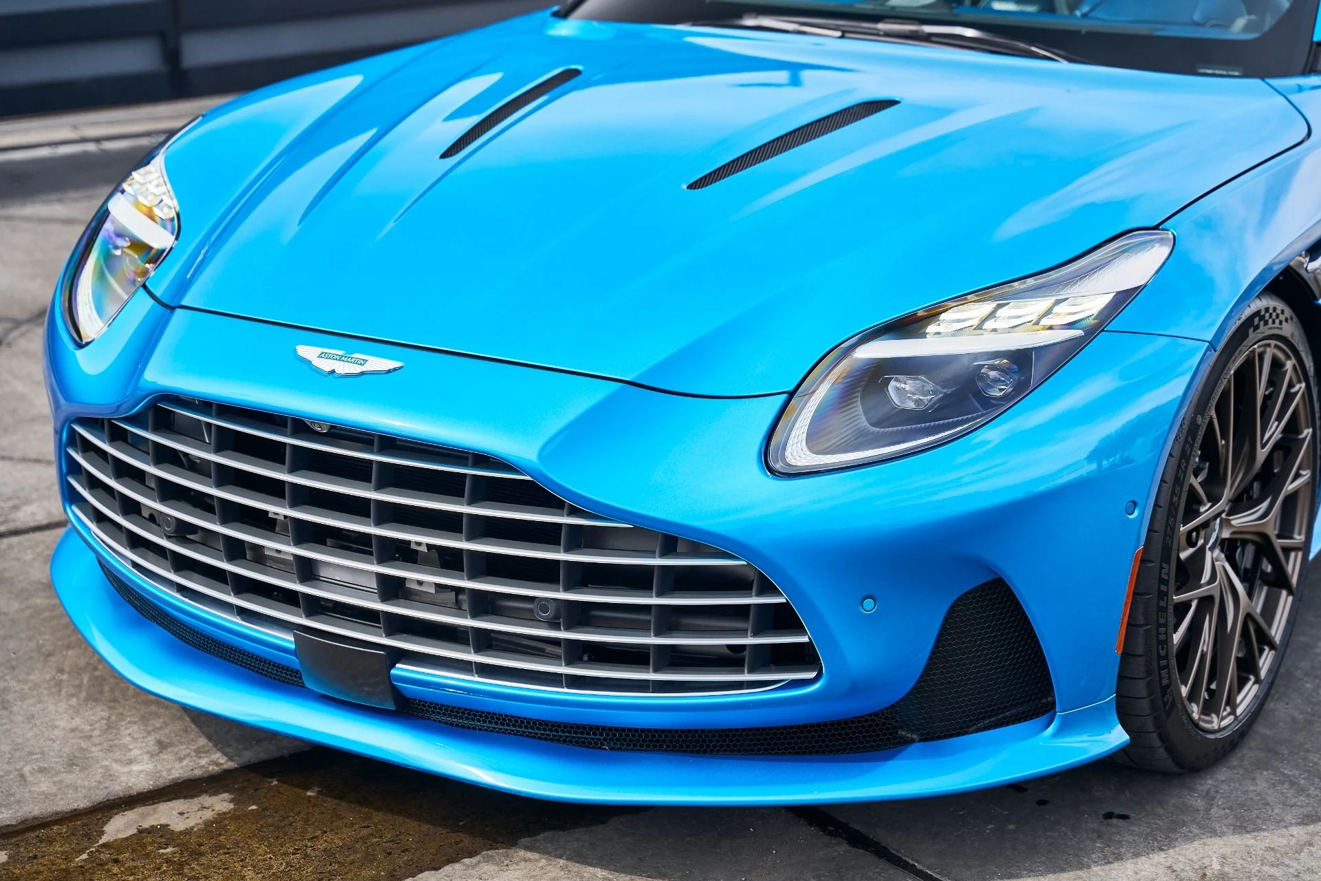 mph004_3228326148_Used_2024_Aston_Martin_DB_12_1772677888_12787e11e3