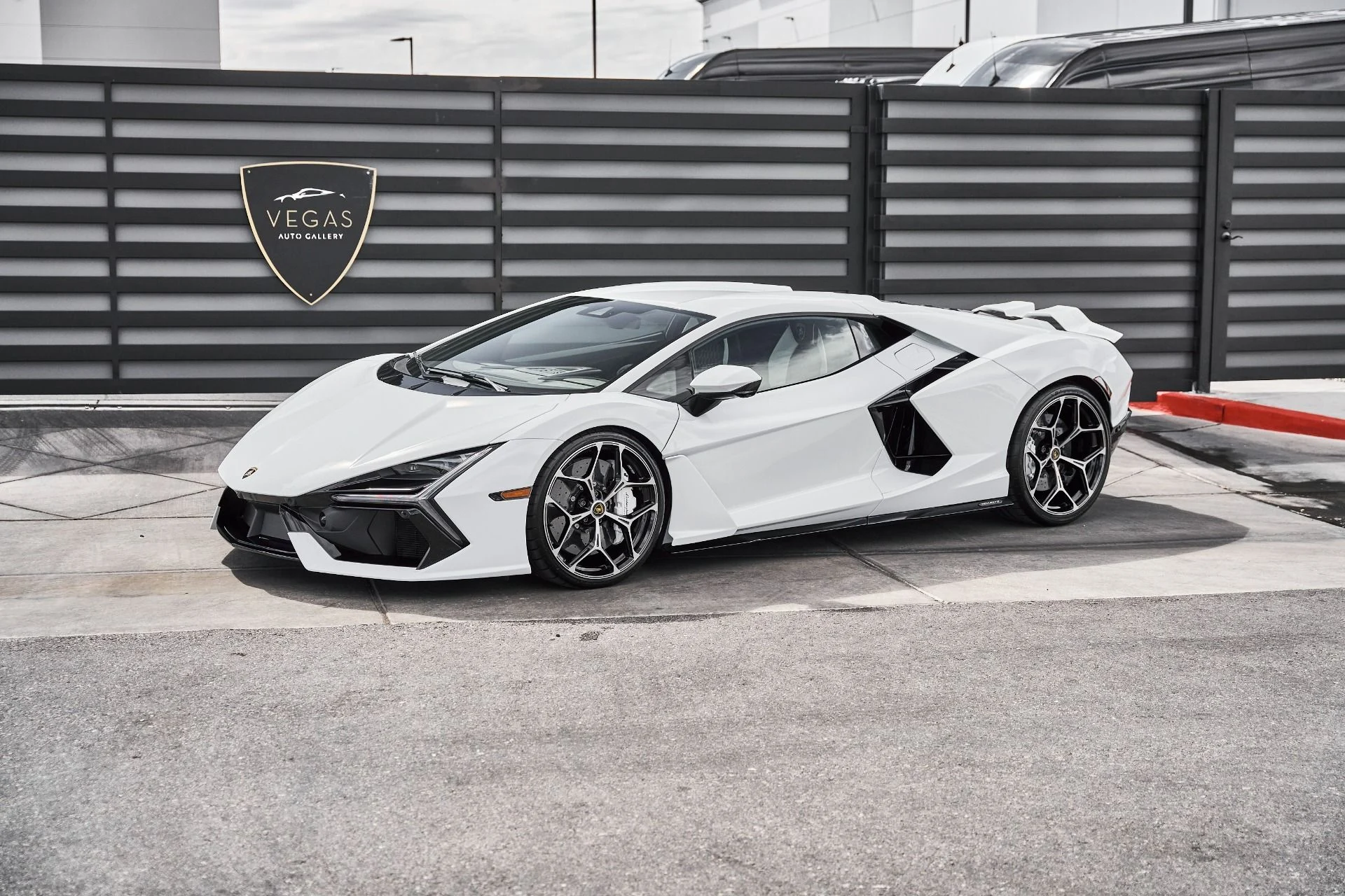 mph004_3238754766_Used_2026_Lamborghini_Revuelto_Base_1777078348_5e281922a3