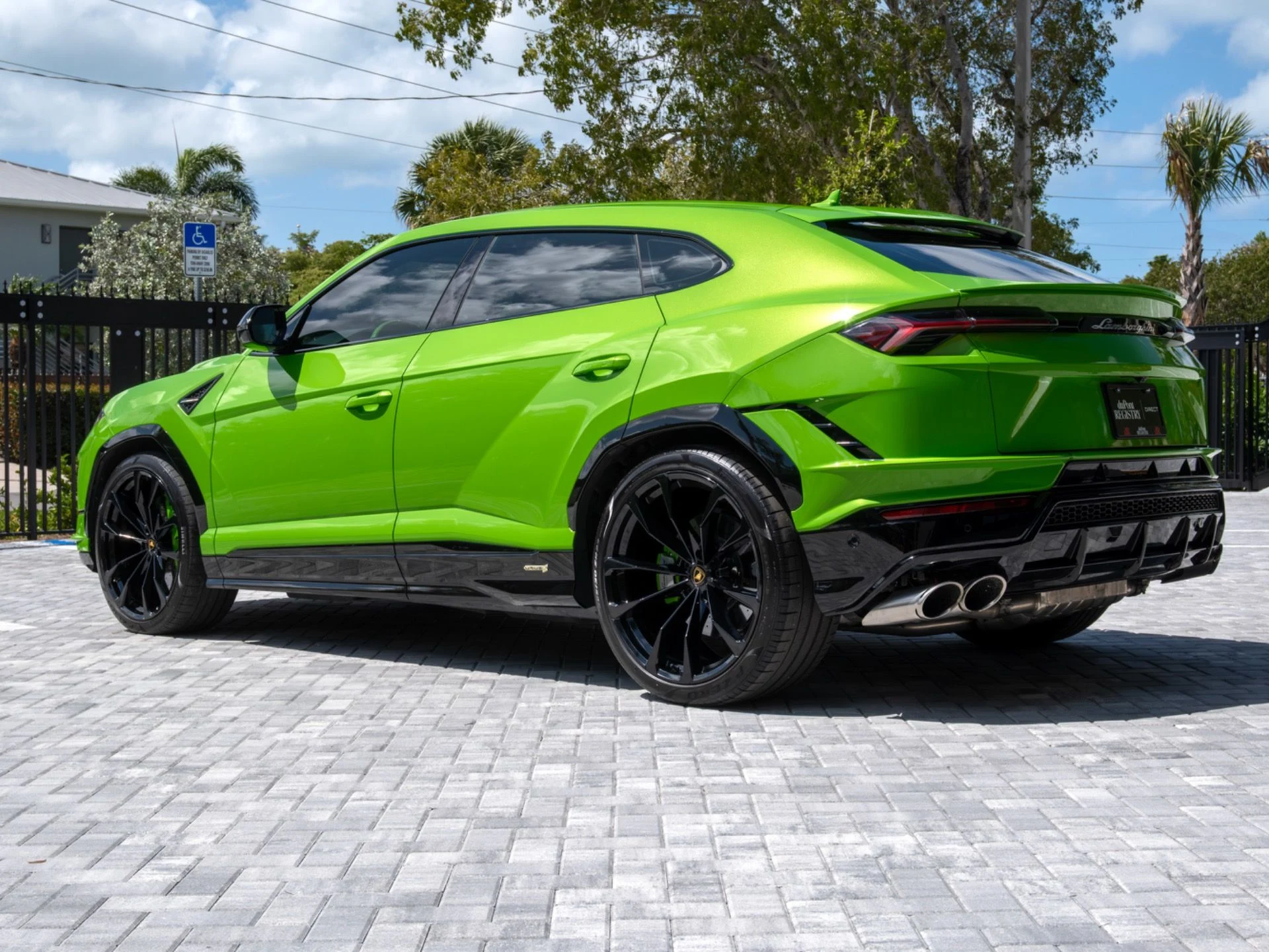 mph004_3257784991_Used_2024_Lamborghini_Urus_S_1775489515_92ef06cc6b