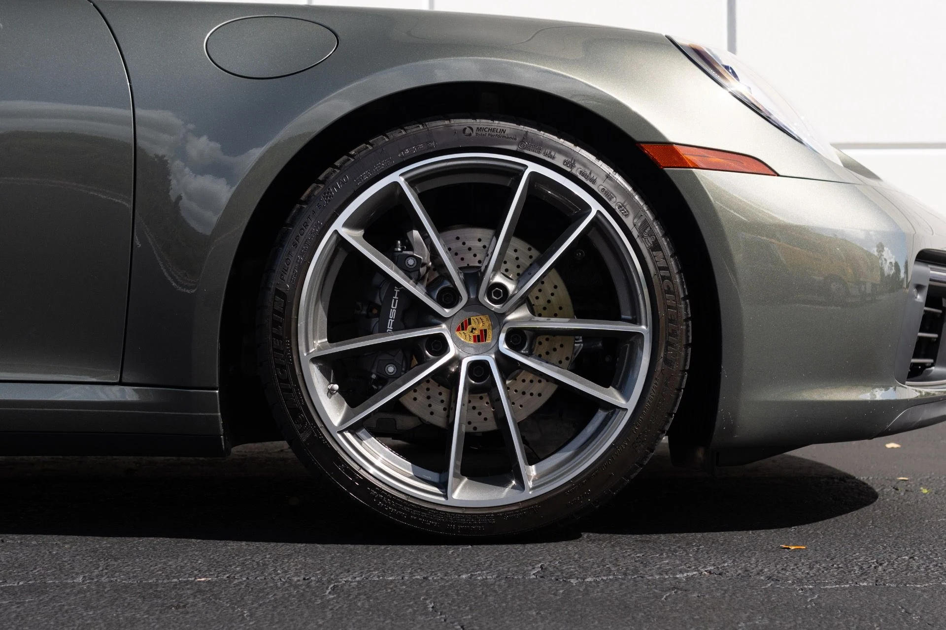 mph004_3263477888_Used_2024_Porsche_911_Carrera_1772817798_ccd0bdbc88