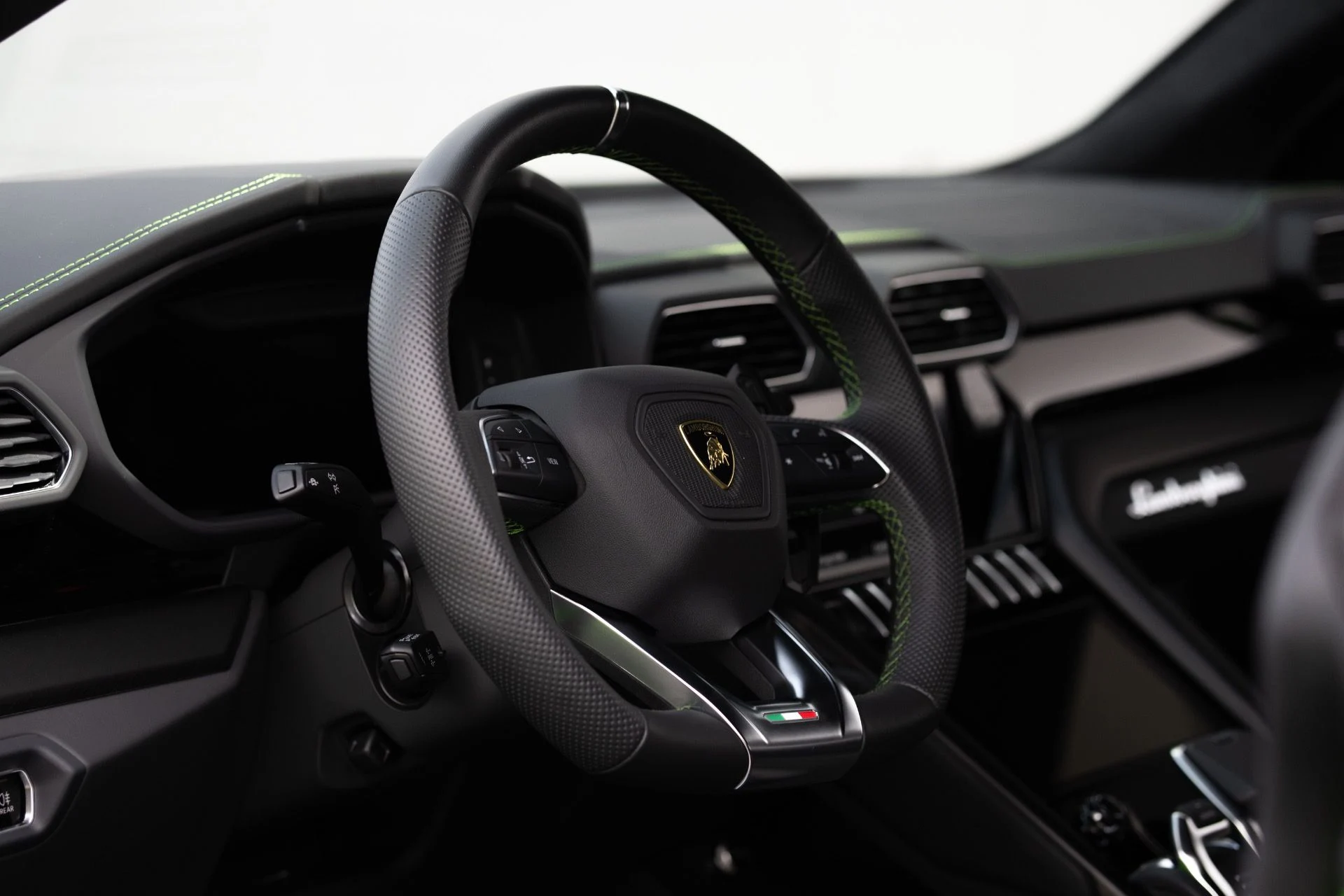 mph004_3268008129_Used_2023_Lamborghini_Urus_S_1758835388_16a295605f