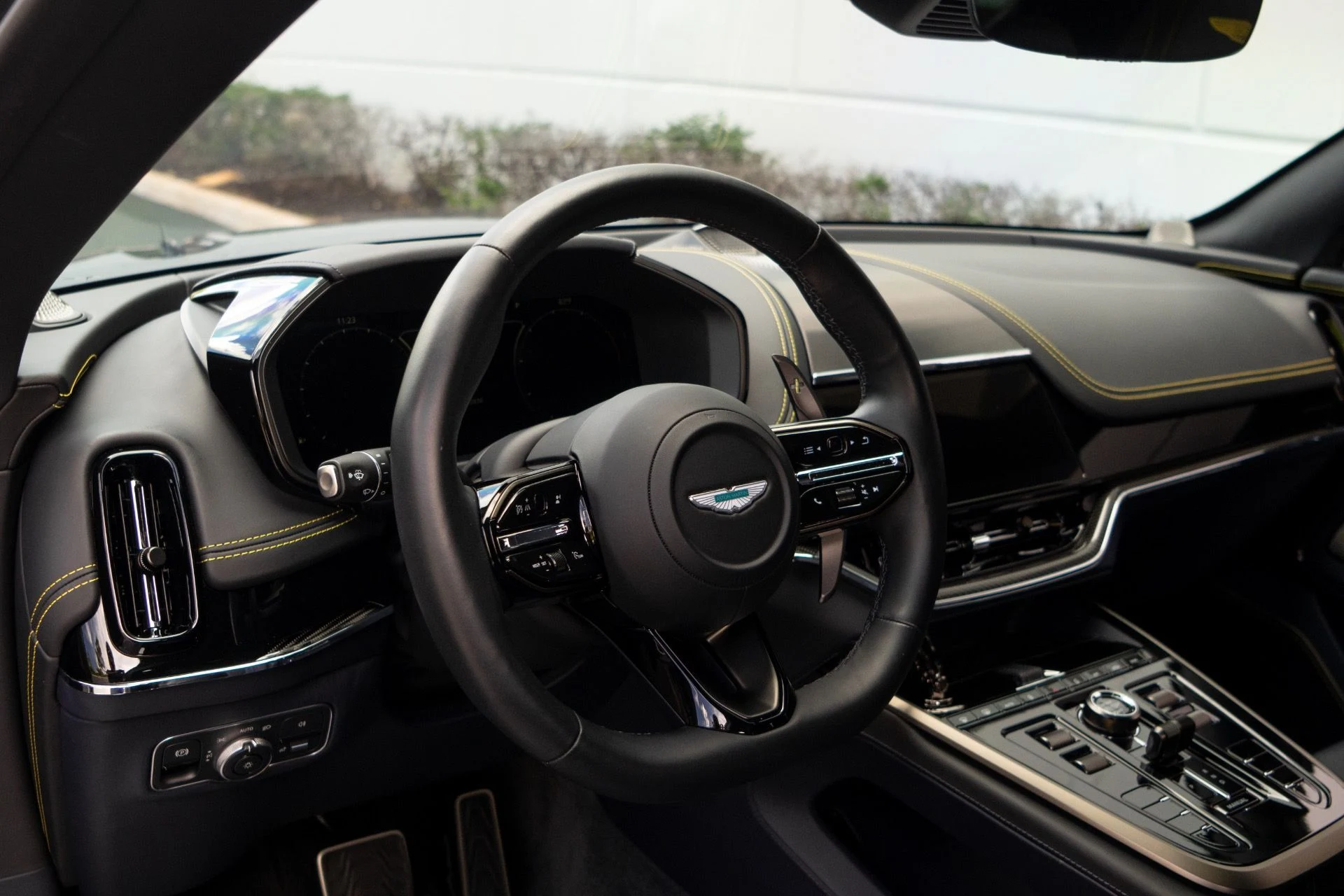 mph004_3279608859_Used_2025_Aston_Martin_DBX_707_1764700714_cf00b72d6d