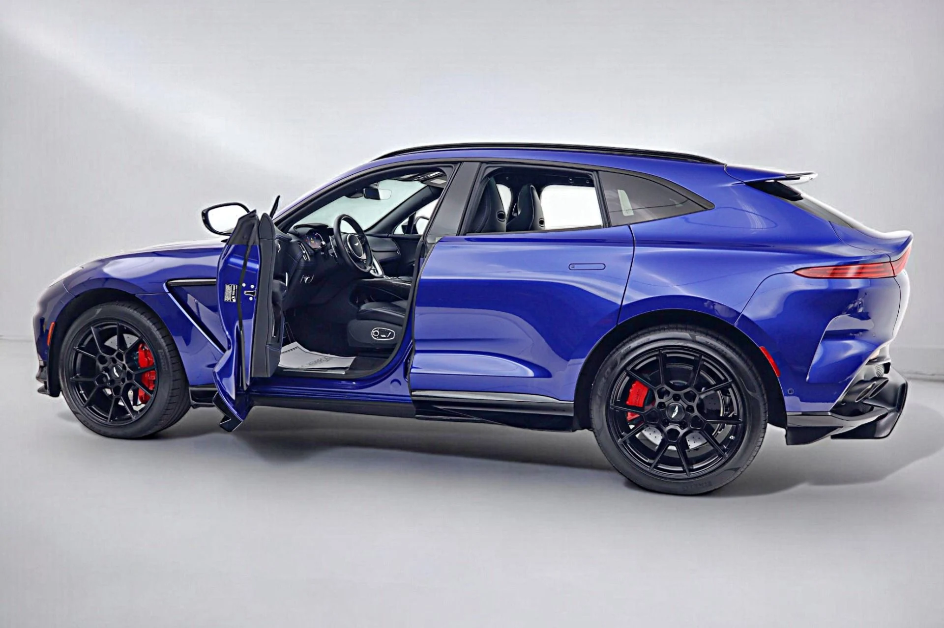 mph004_32869576_Used_2023_Aston_Martin_DBX_707_5c34feff74