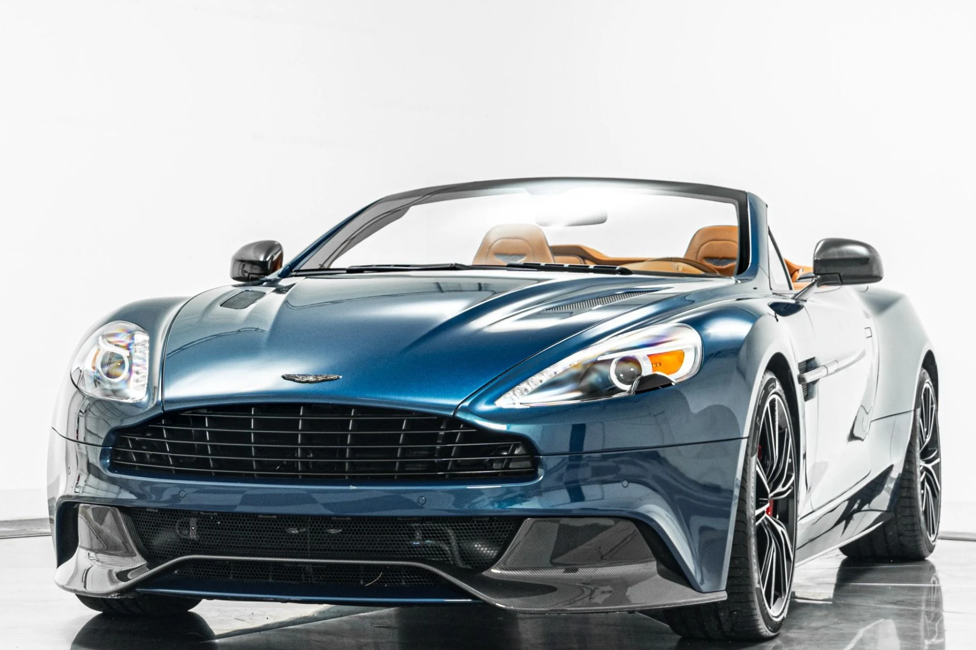 mph004_3310109401_Used_2016_Aston_Martin_Vanquish_Volante_Low_Miles_Amazing_Color_Combination_1785262307_db63ac2b51