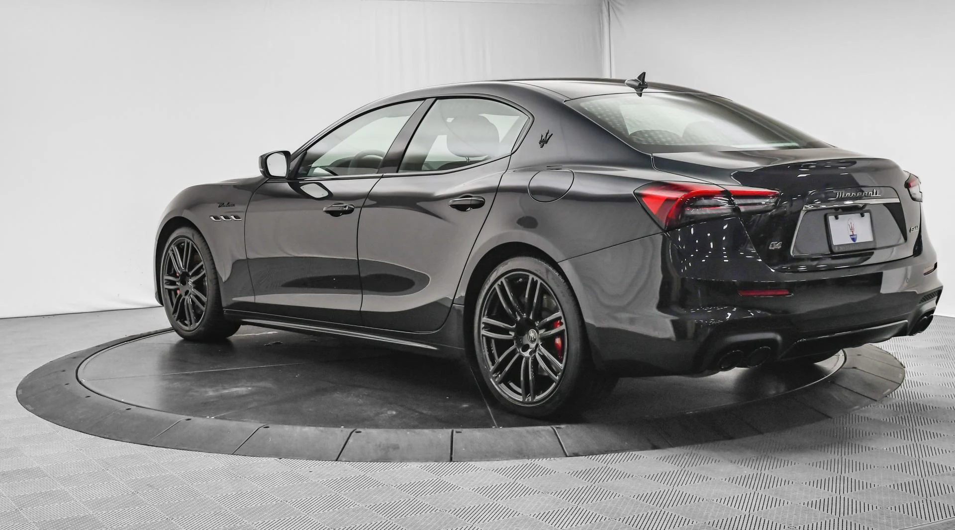 mph004_3346393134_Used_2023_Maserati_Ghibli_Modena_Q4_1752825567_7558f47989