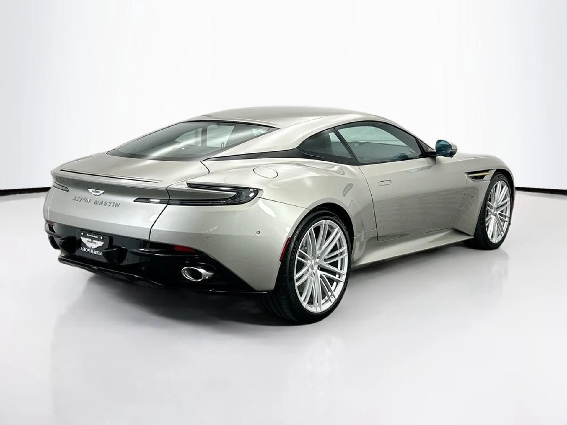 mph004_3353103884_used_2026_aston_martin_db12_coupe_8119_22986073_5_1024_ddf5c3e0bf