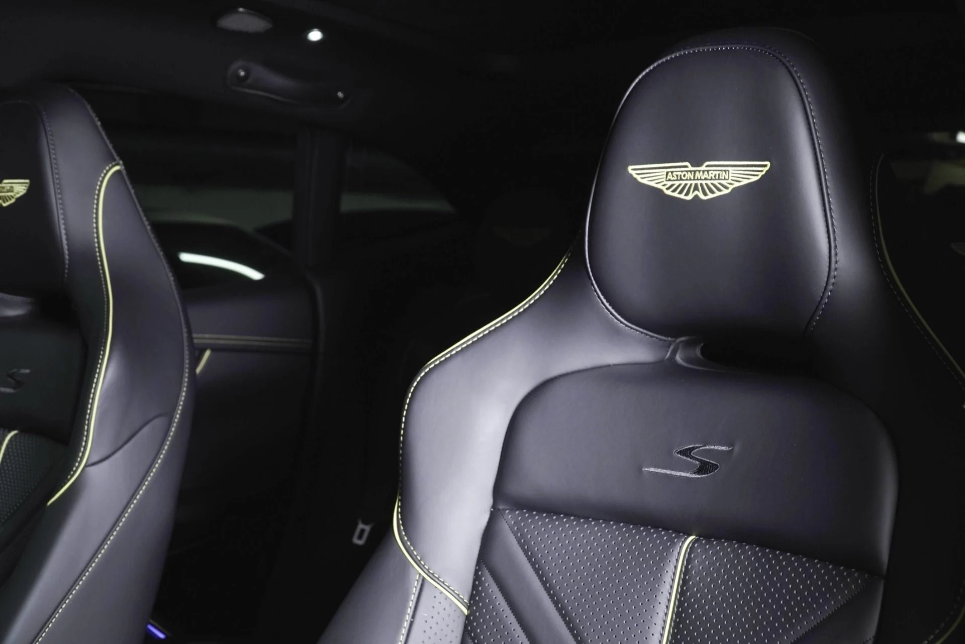 mph004_3364119233_New_2026_Aston_Martin_DBX_S_1781894781_6a40f8f8bd