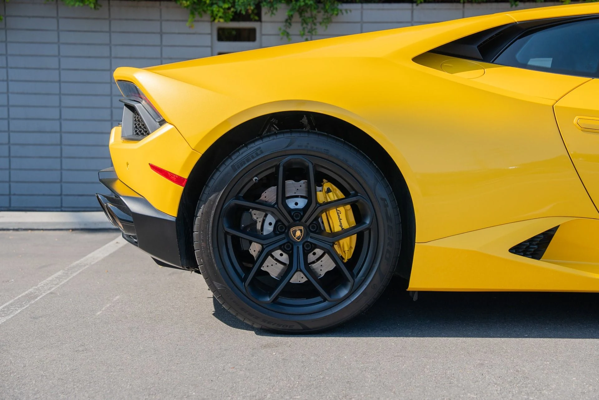 mph004_3369004507_Used_2018_Lamborghini_Huracan_LP_580_2_1762289056_92119753b3