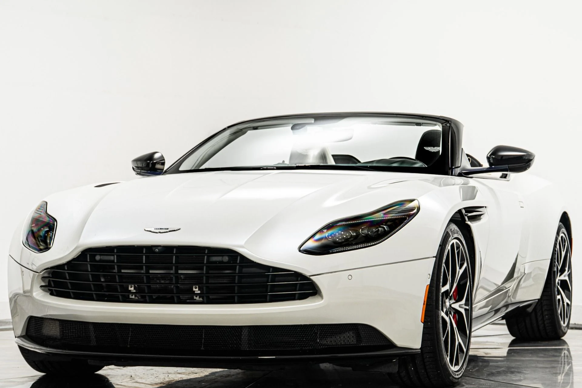 mph004_3420016833_Used_2019_Aston_Martin_DB_11_Volante_1760477407_0cb165c099
