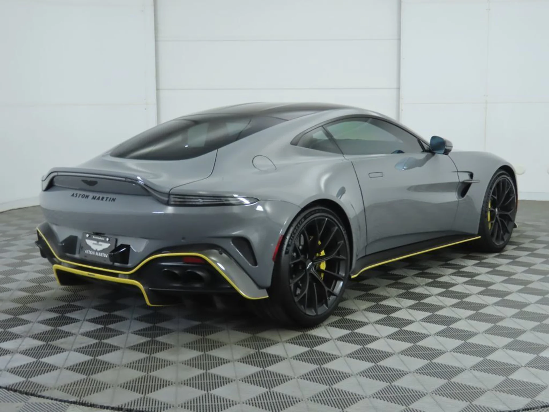 mph004_342747925_used_2025_aston_martin_vantage_coupe_8119_22951526_5_1024_13fb73ab42