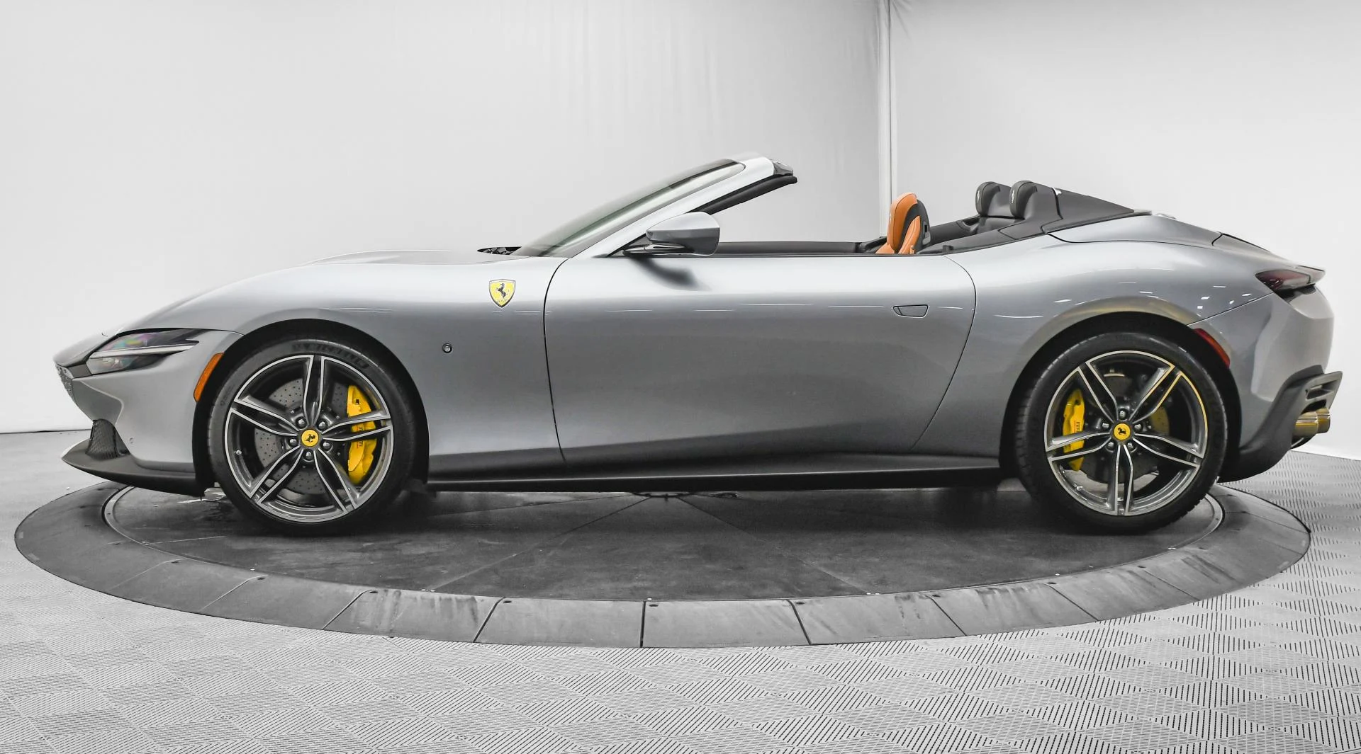 mph004_3430675550_Used_2025_Ferrari_Roma_Spider_1755677413_96706a71be