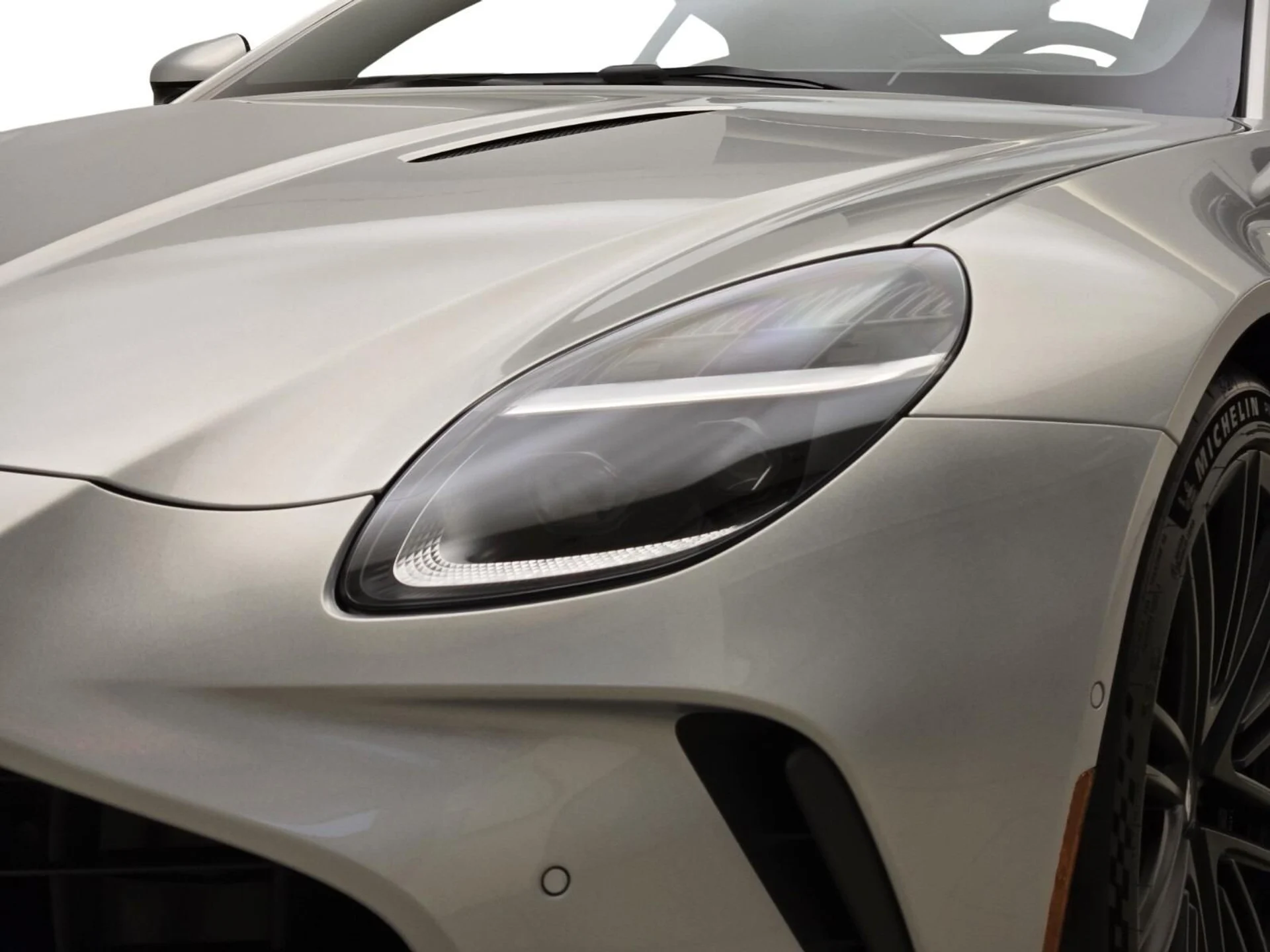 mph004_3459940251_New_2025_Aston_Martin_Vantage_1756012723_d8eae24b05