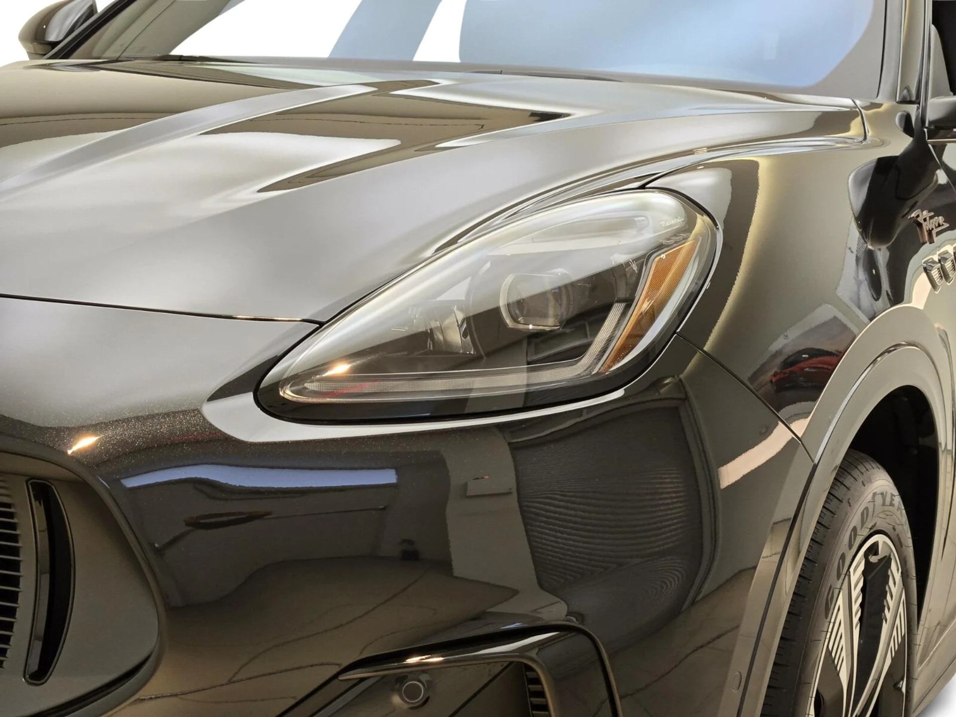 mph004_346980945_Used_2025_Maserati_Grecale_Folgore_1765003976_21903fd1bc