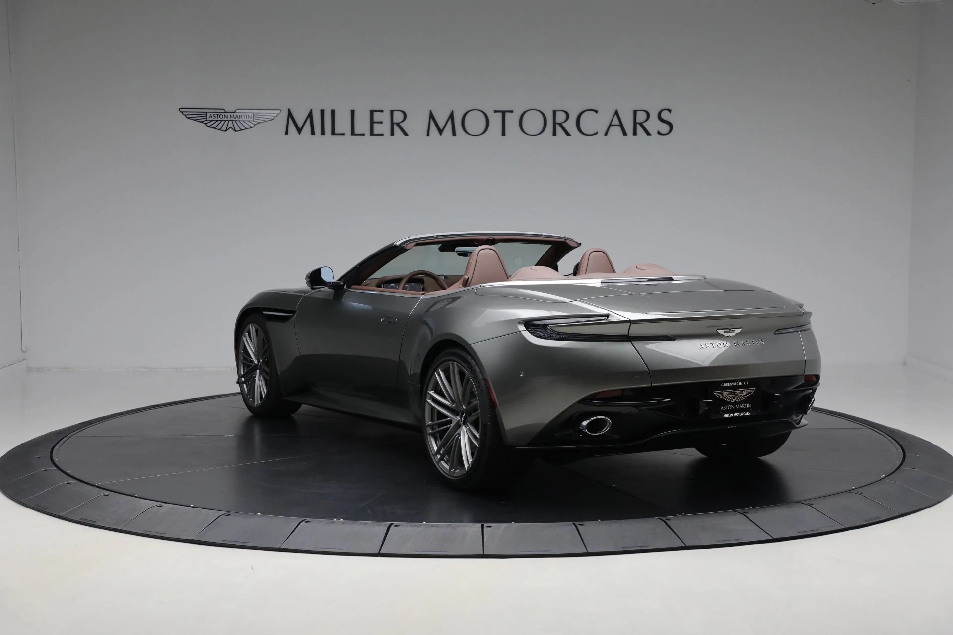mph004_3502210506_New_2026_Aston_Martin_DB_12_Volante_661153a115