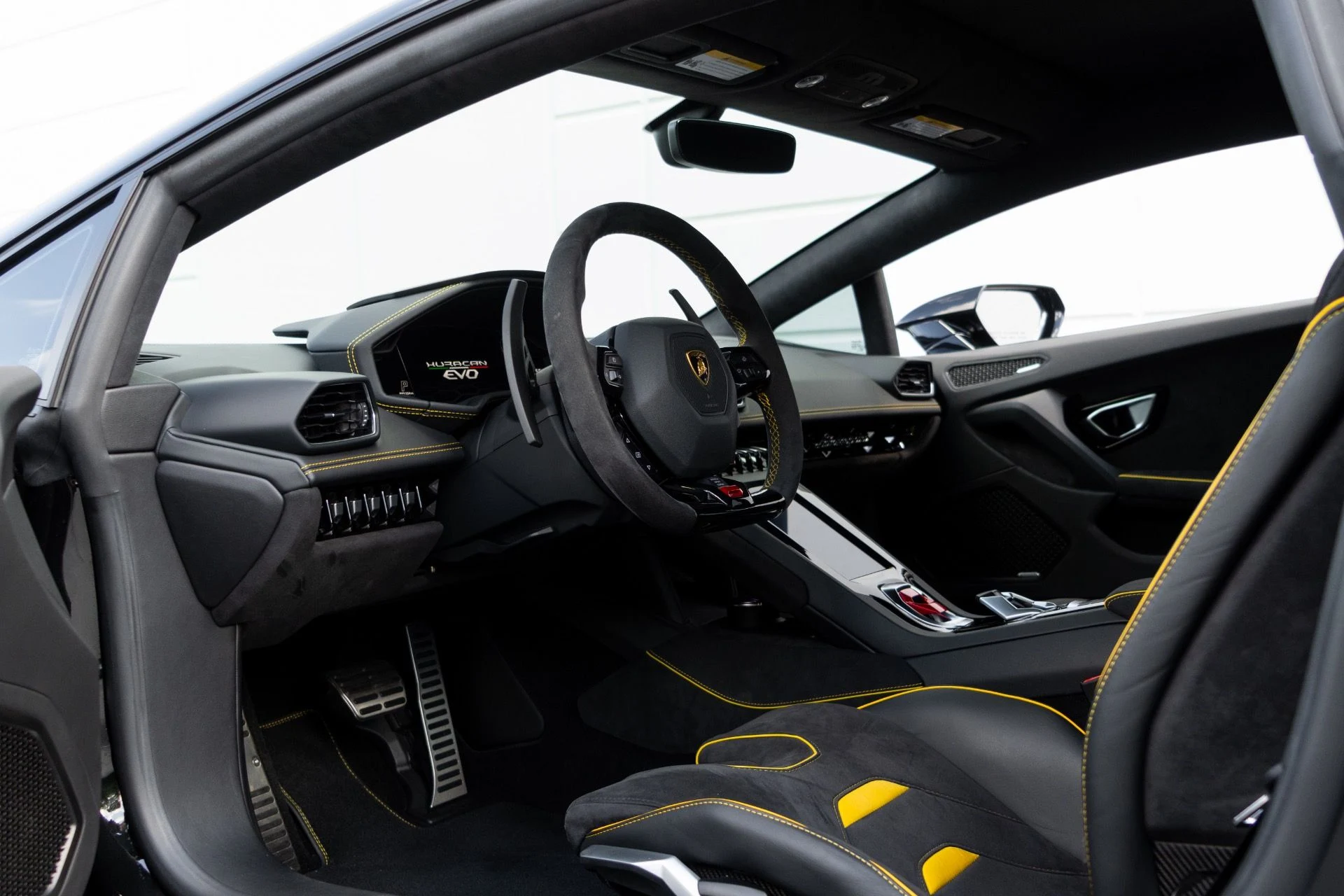 mph004_3510462234_Used_2022_Lamborghini_Huracan_EVO_1764129423_f0debc8804