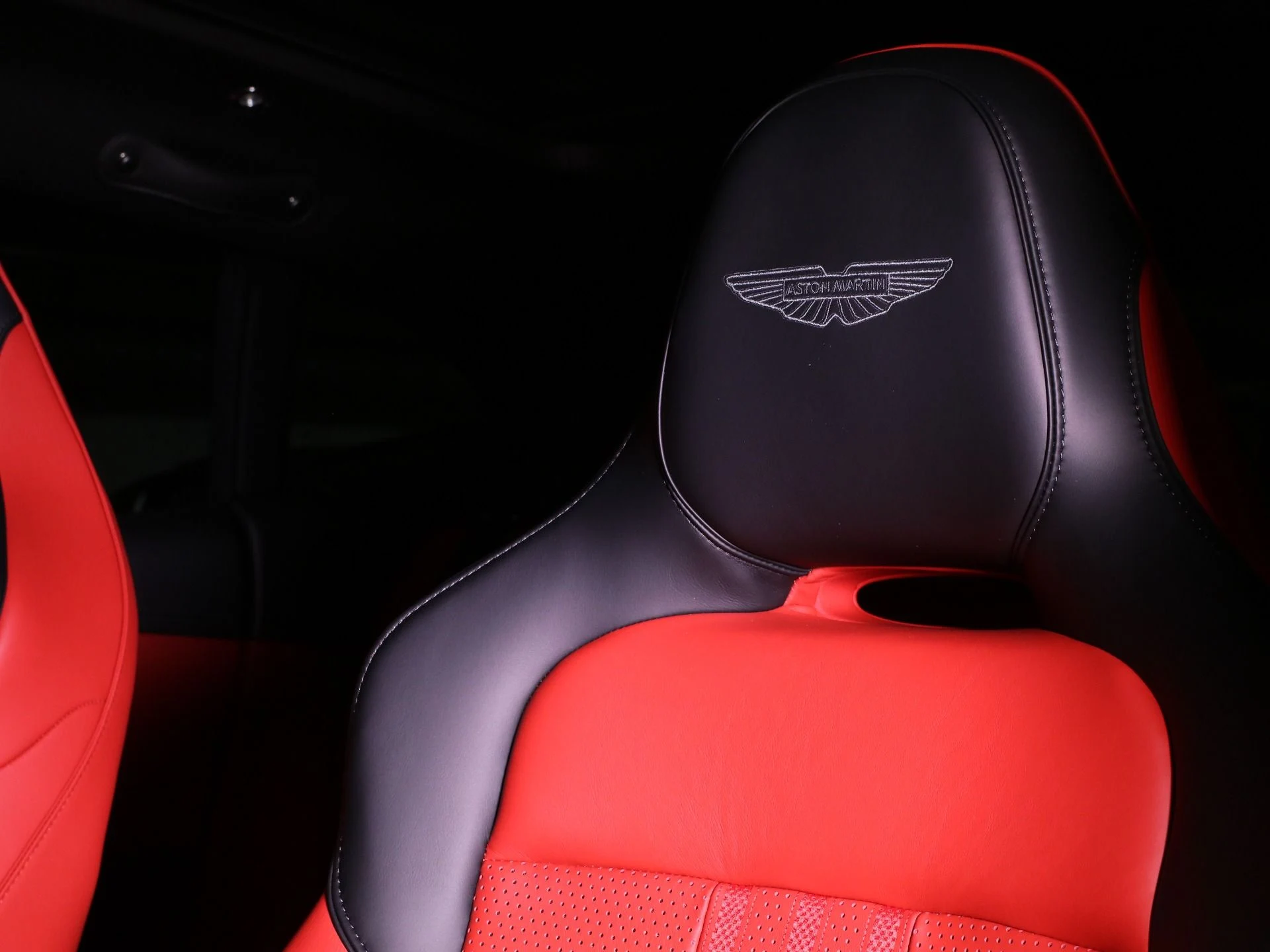 mph004_3525534188_New_2025_Aston_Martin_DBX_707_1758482627_2231997616